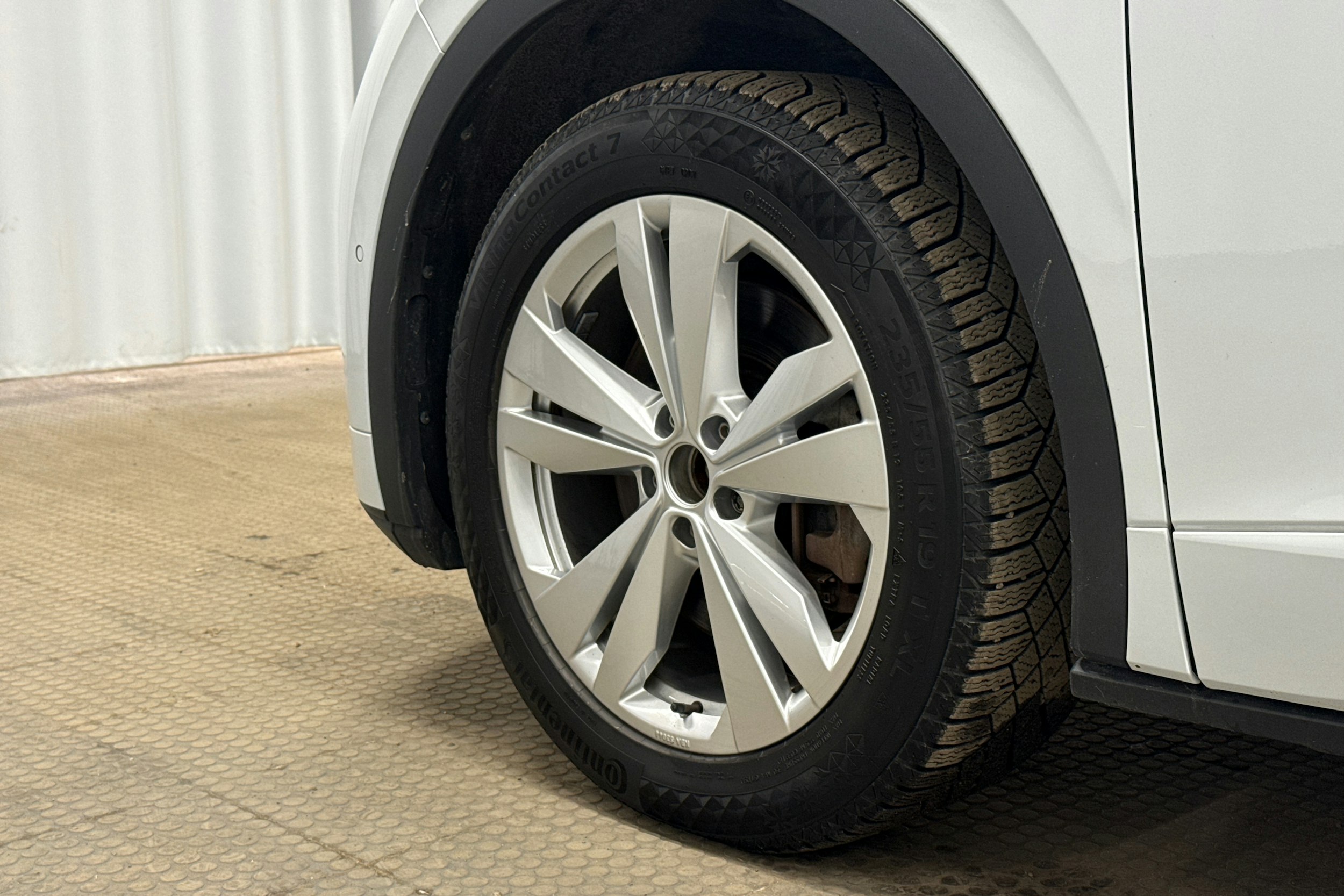 valkoinen Volkswagen ID.4 2023 kuva 10.