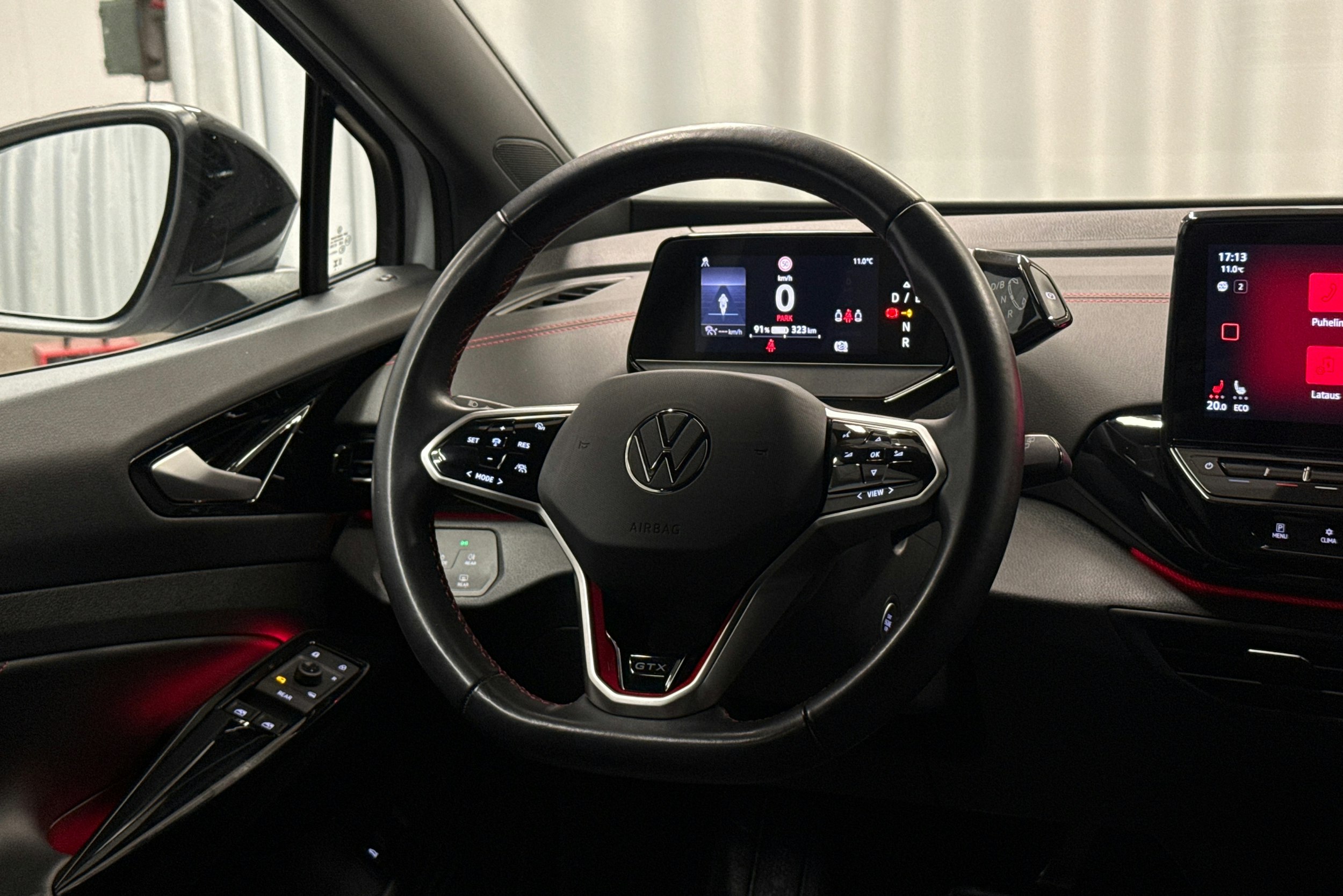 valkoinen Volkswagen ID.4 2023 kuva 11.