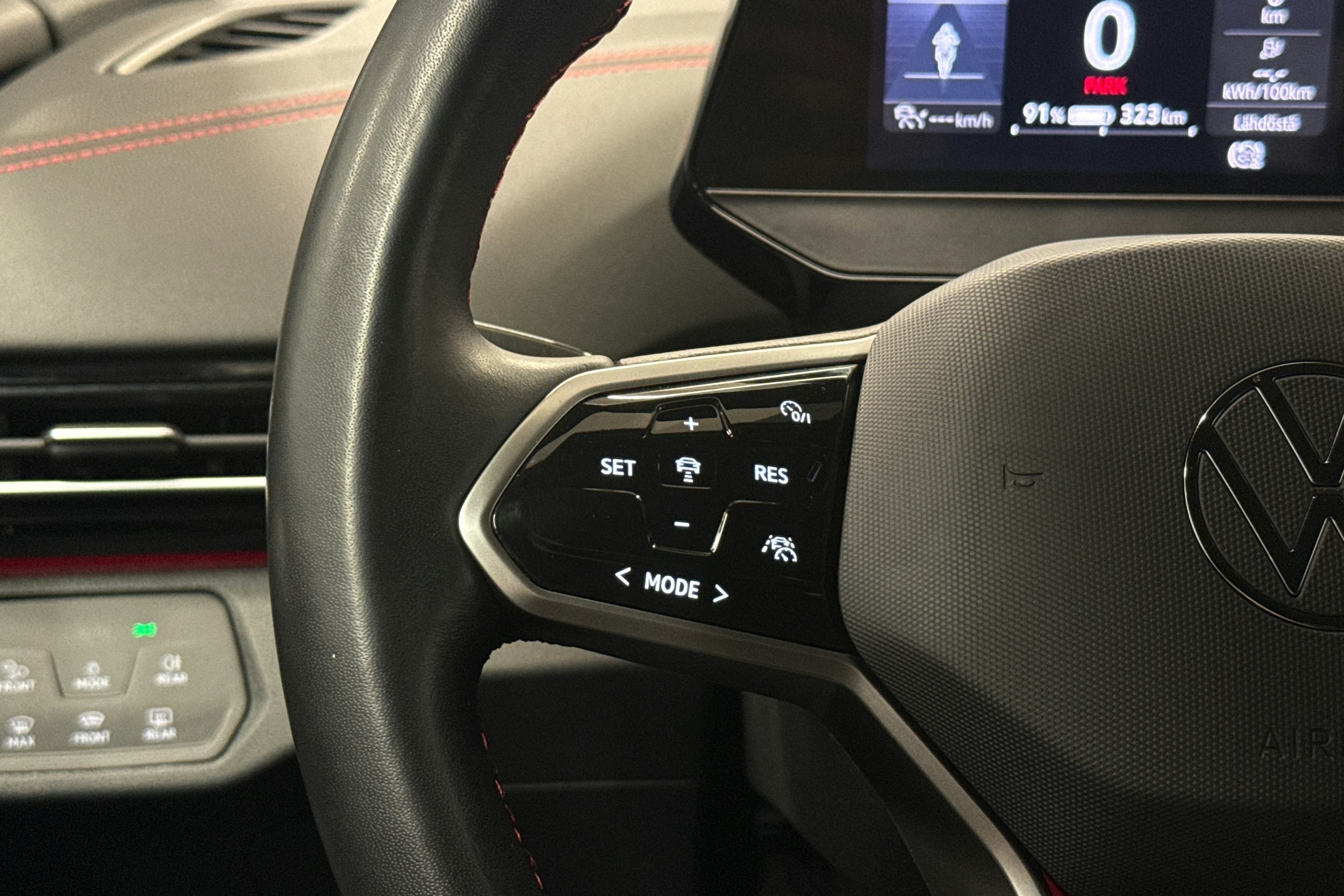 valkoinen Volkswagen ID.4 2023 kuva 13.