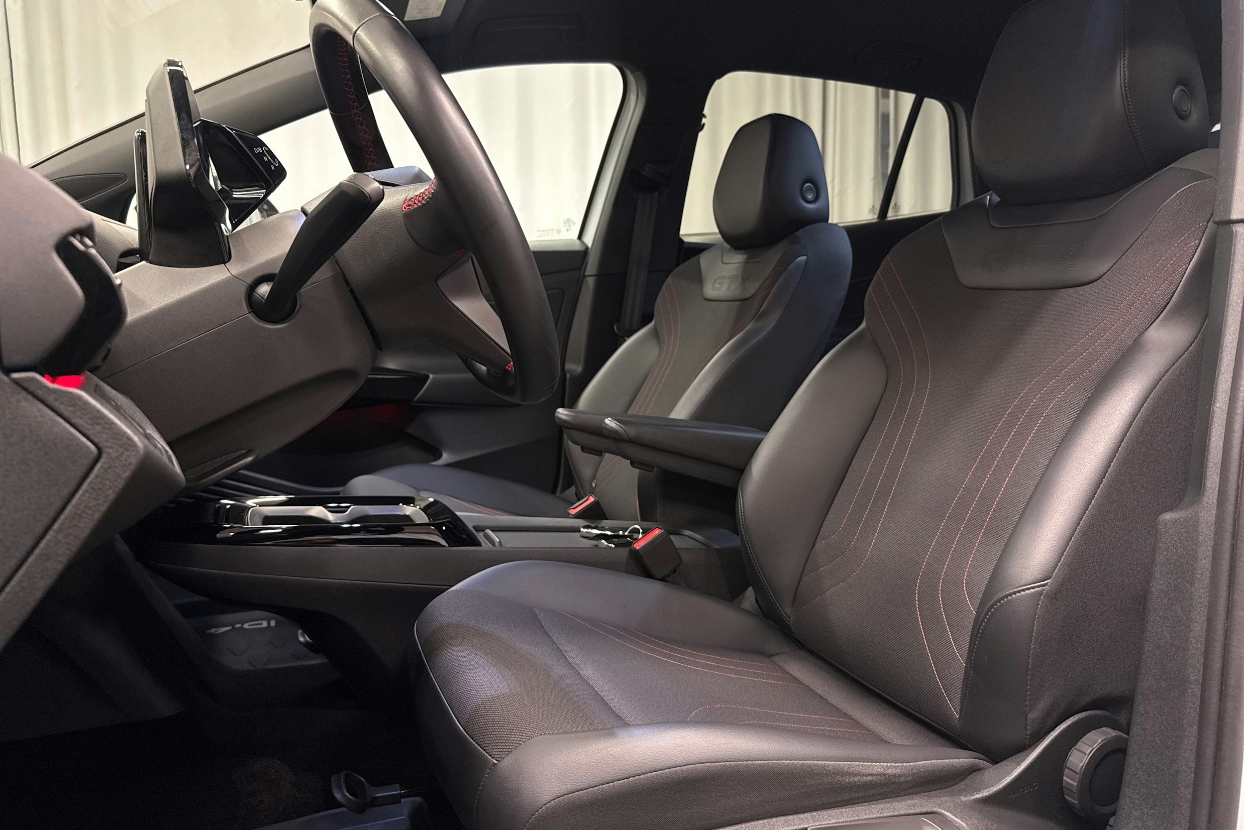 valkoinen Volkswagen ID.4 2023 kuva 21.