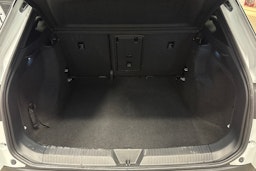 valkoinen Volkswagen ID.4 2023 kuva 22.