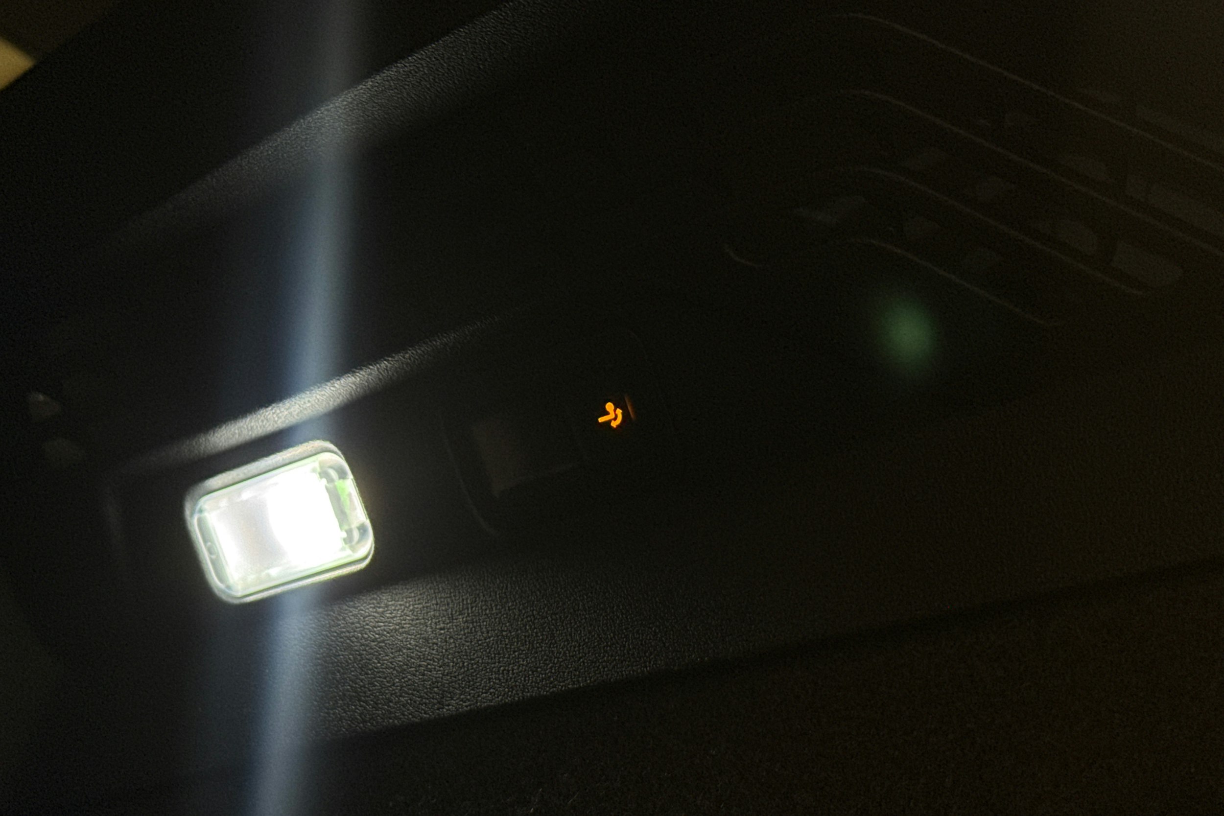 valkoinen Volkswagen ID.4 2023 kuva 24.