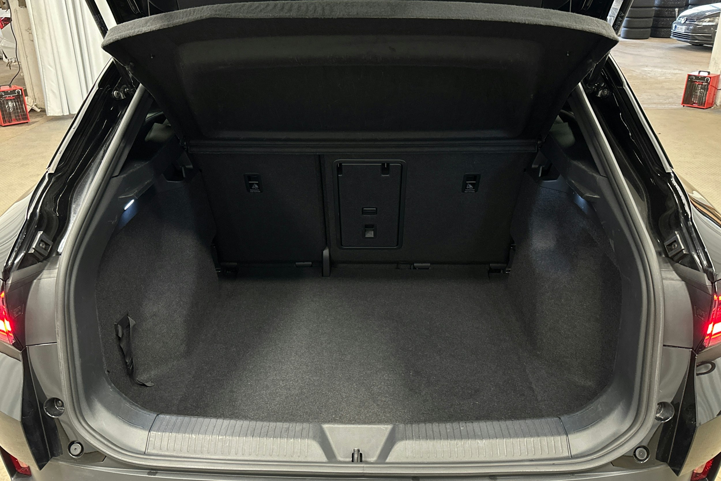 musta Volkswagen ID.4 2023 kuva 11.