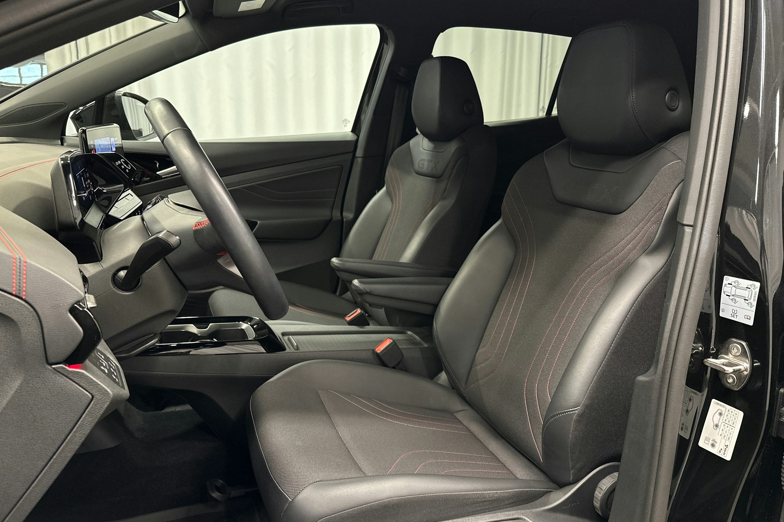 musta Volkswagen ID.4 2023 kuva 12.