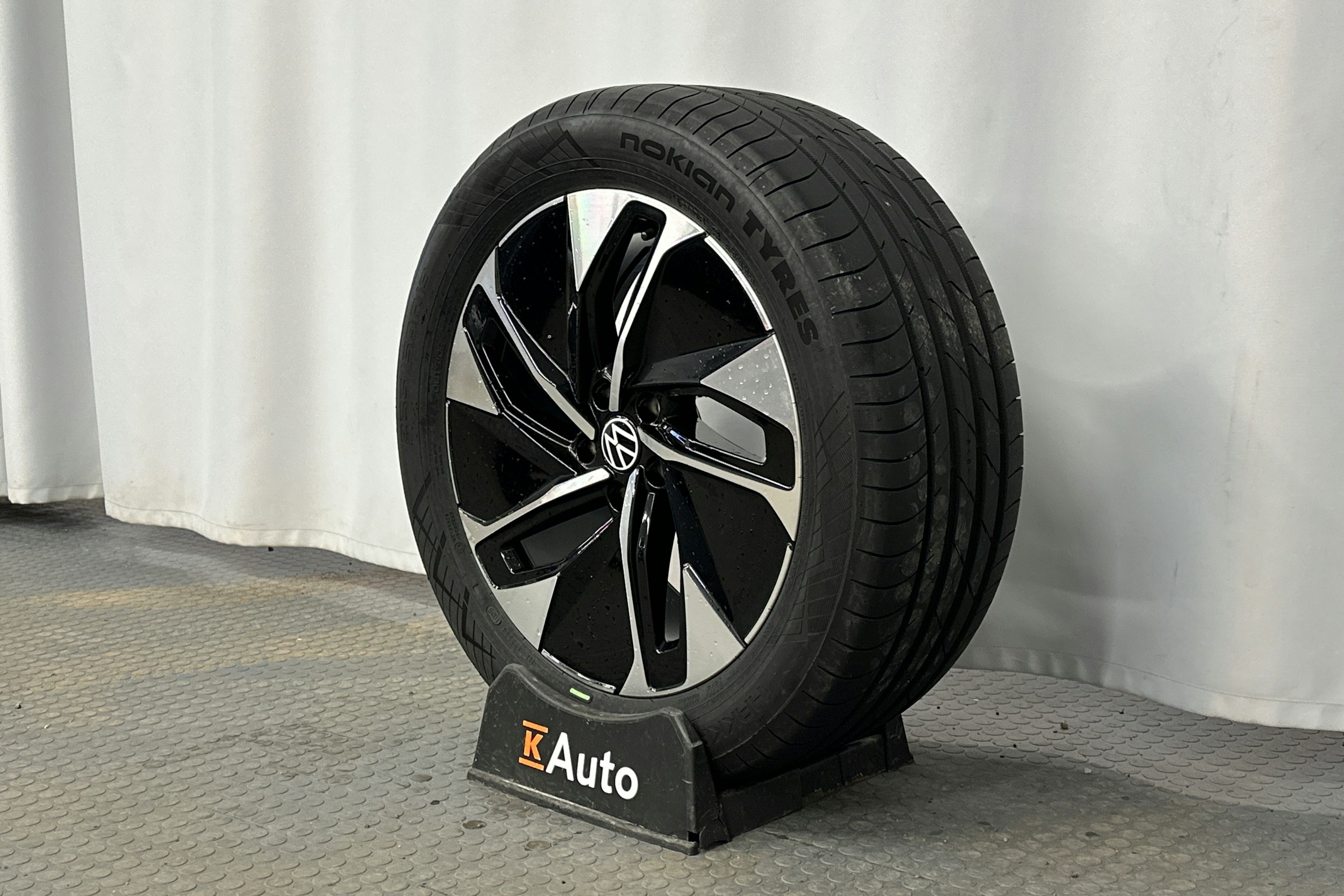 harmaa Volkswagen ID.4 2023 kuva 13.