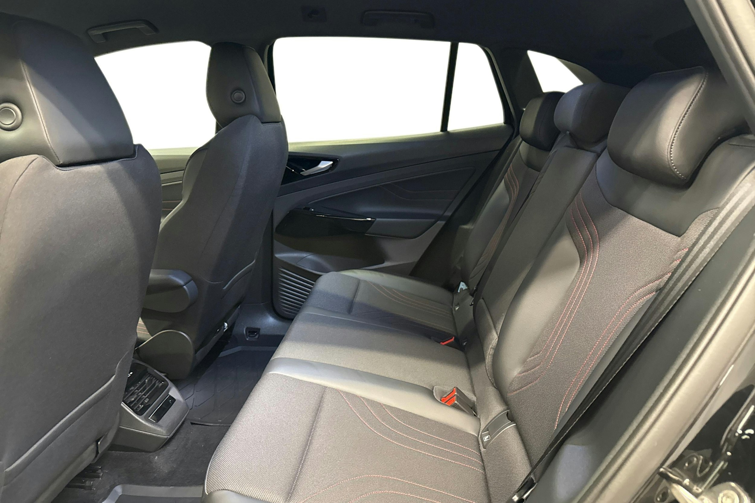 musta Volkswagen ID.4 2023 kuva 8.