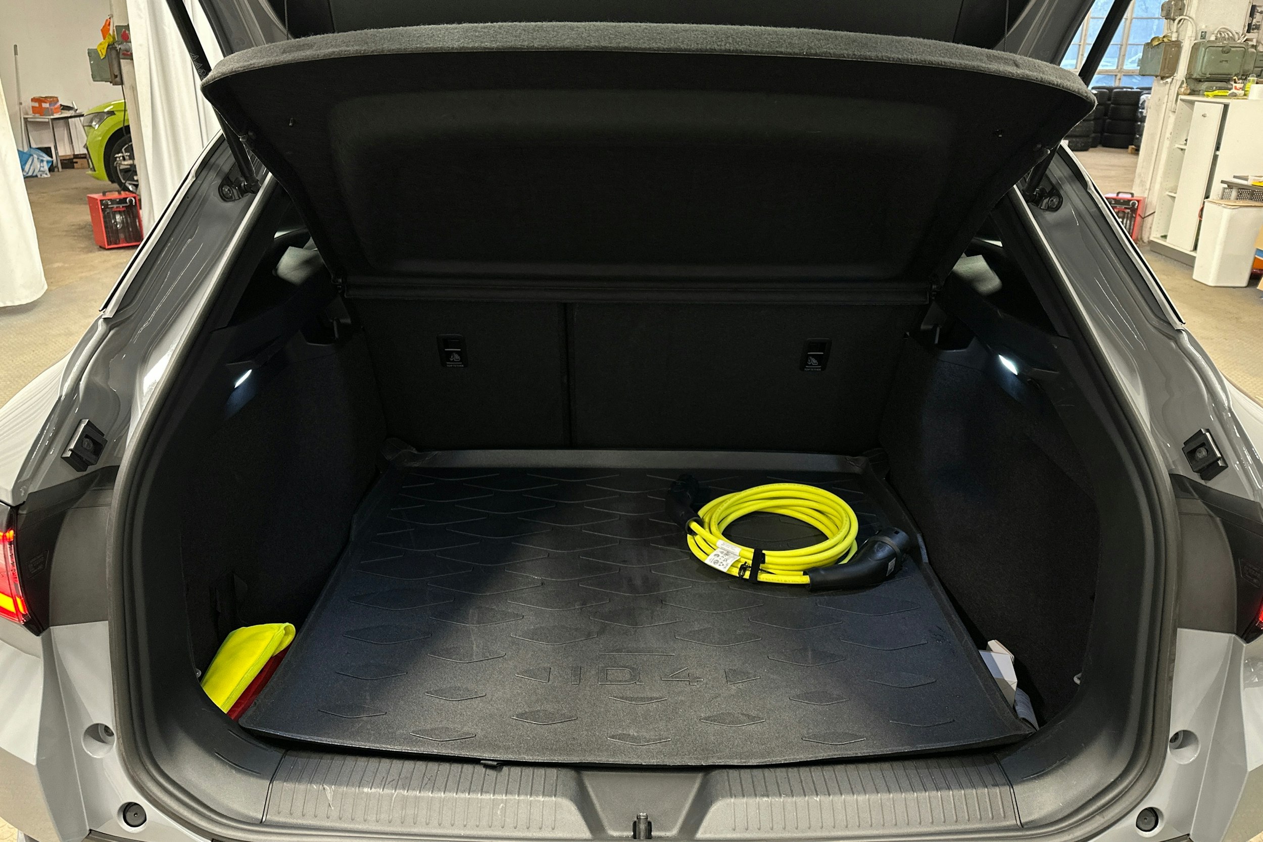 harmaa Volkswagen ID.4 2023 kuva 11.