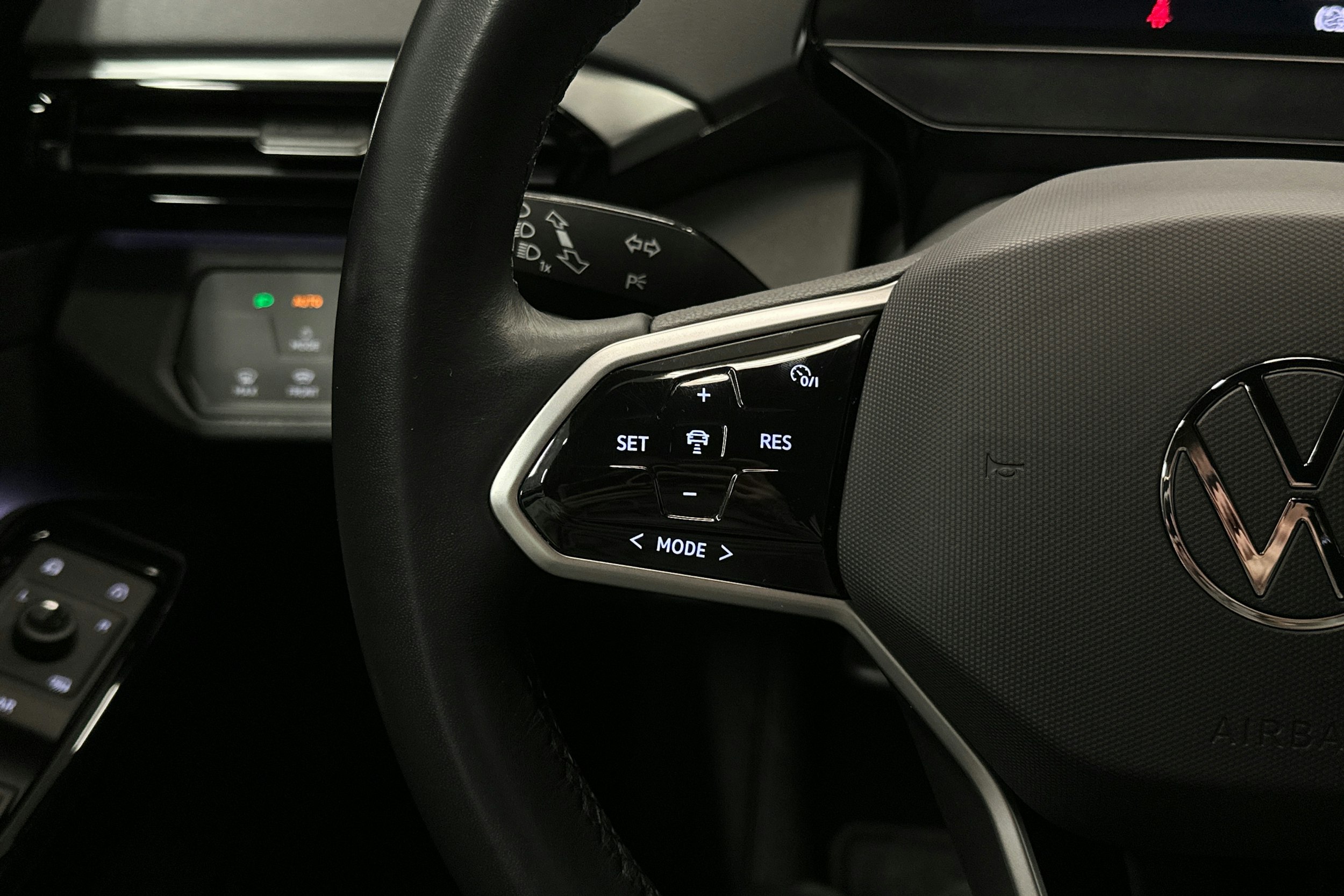 harmaa Volkswagen ID.4 2023 kuva 15.