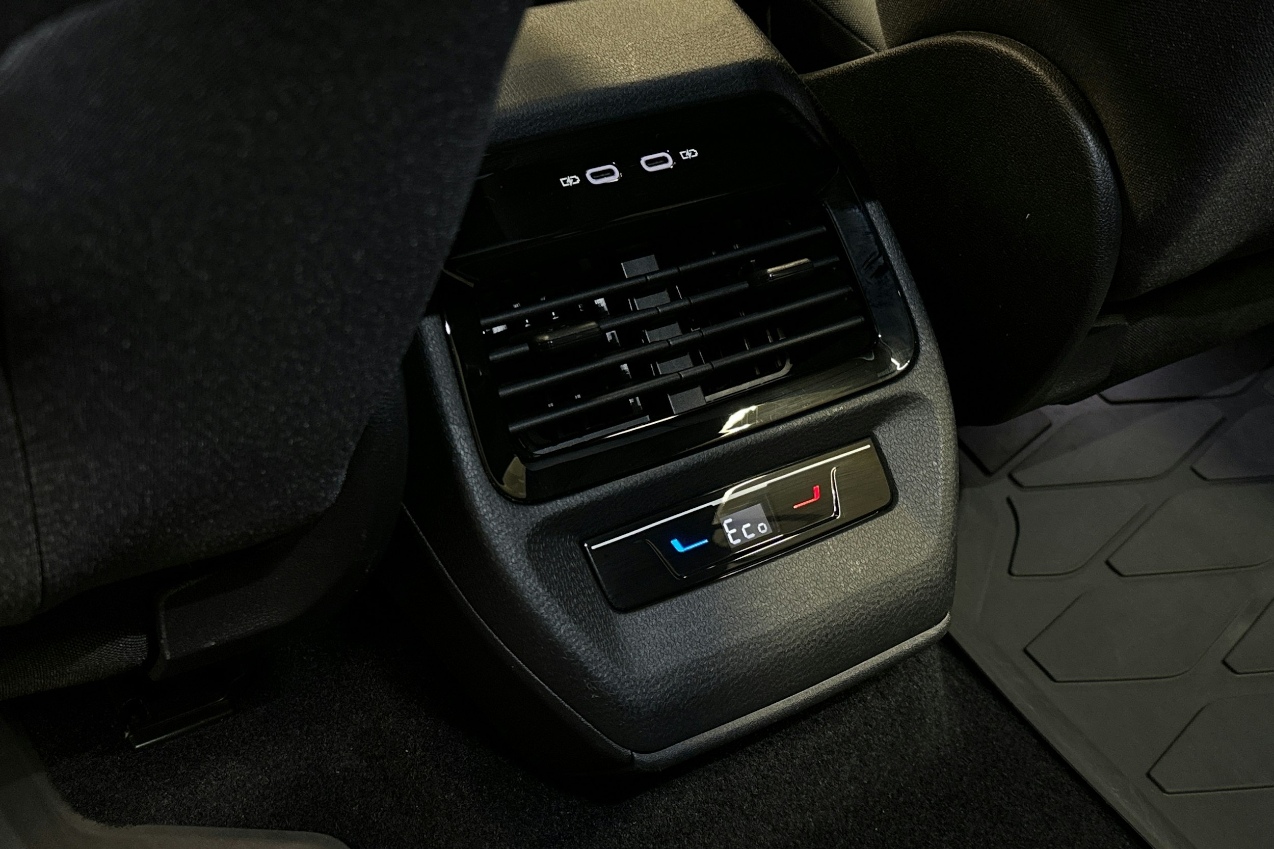 harmaa Volkswagen ID.4 2023 kuva 26.