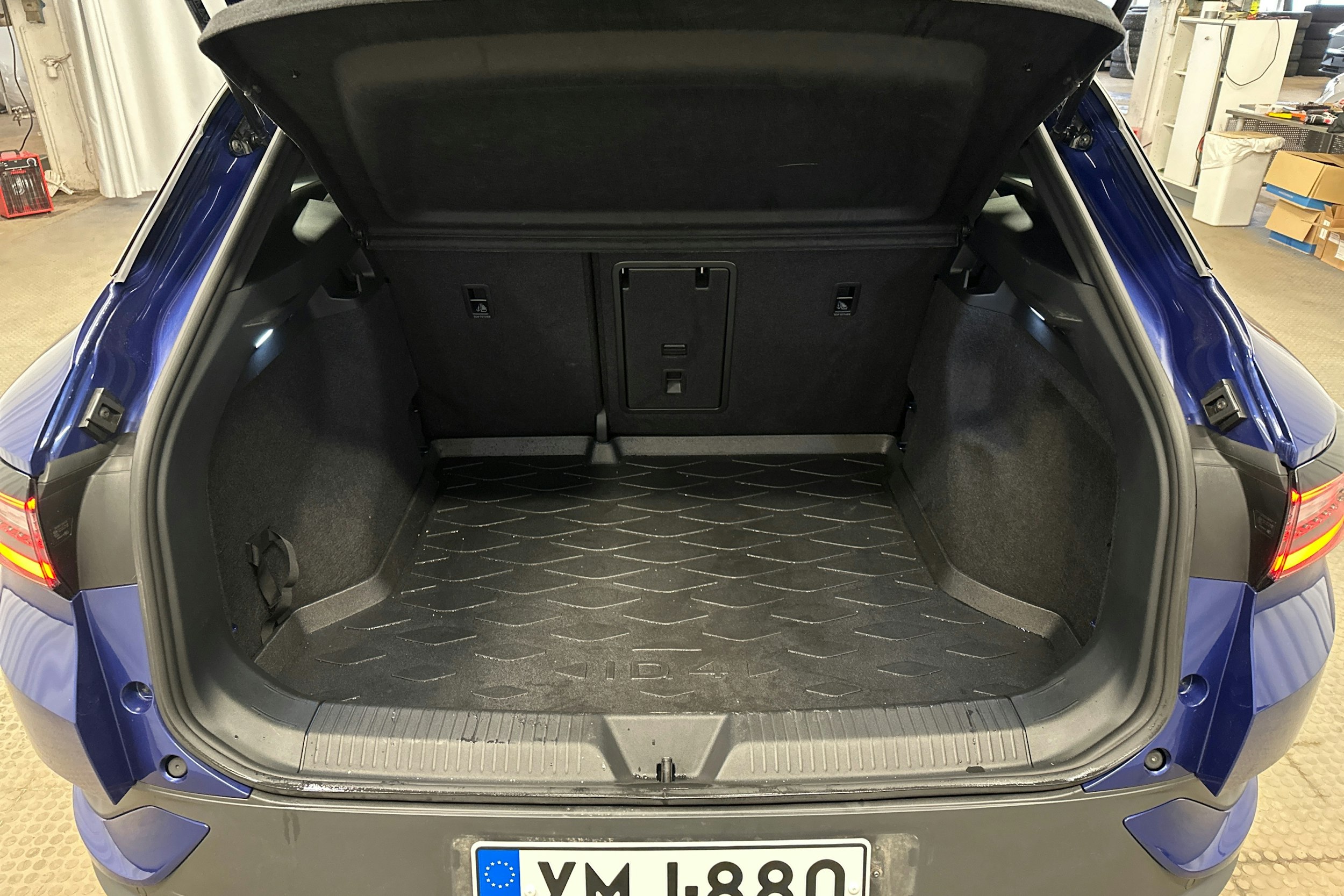 sininen Volkswagen ID.4 2023 kuva 11.