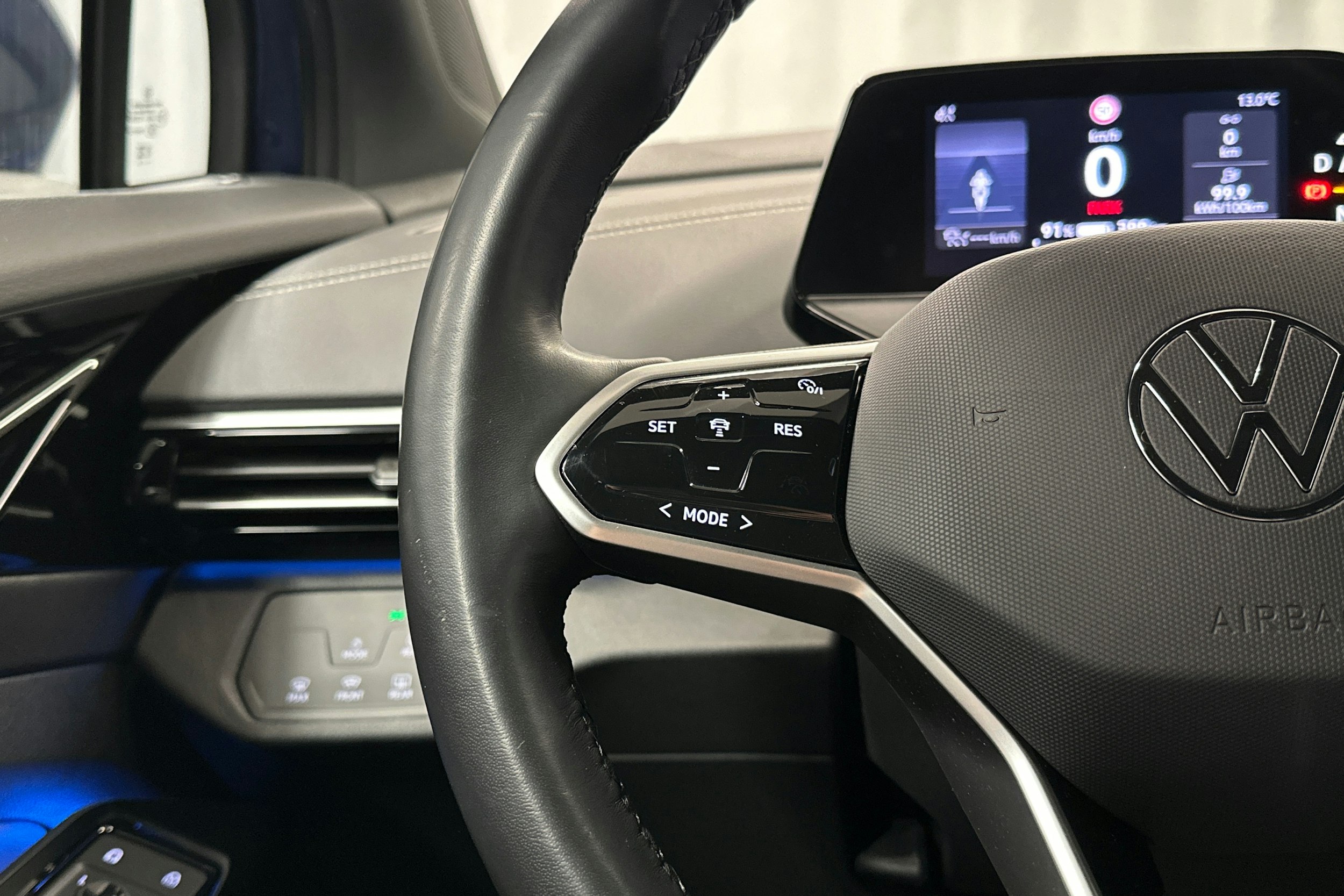 sininen Volkswagen ID.4 2023 kuva 15.