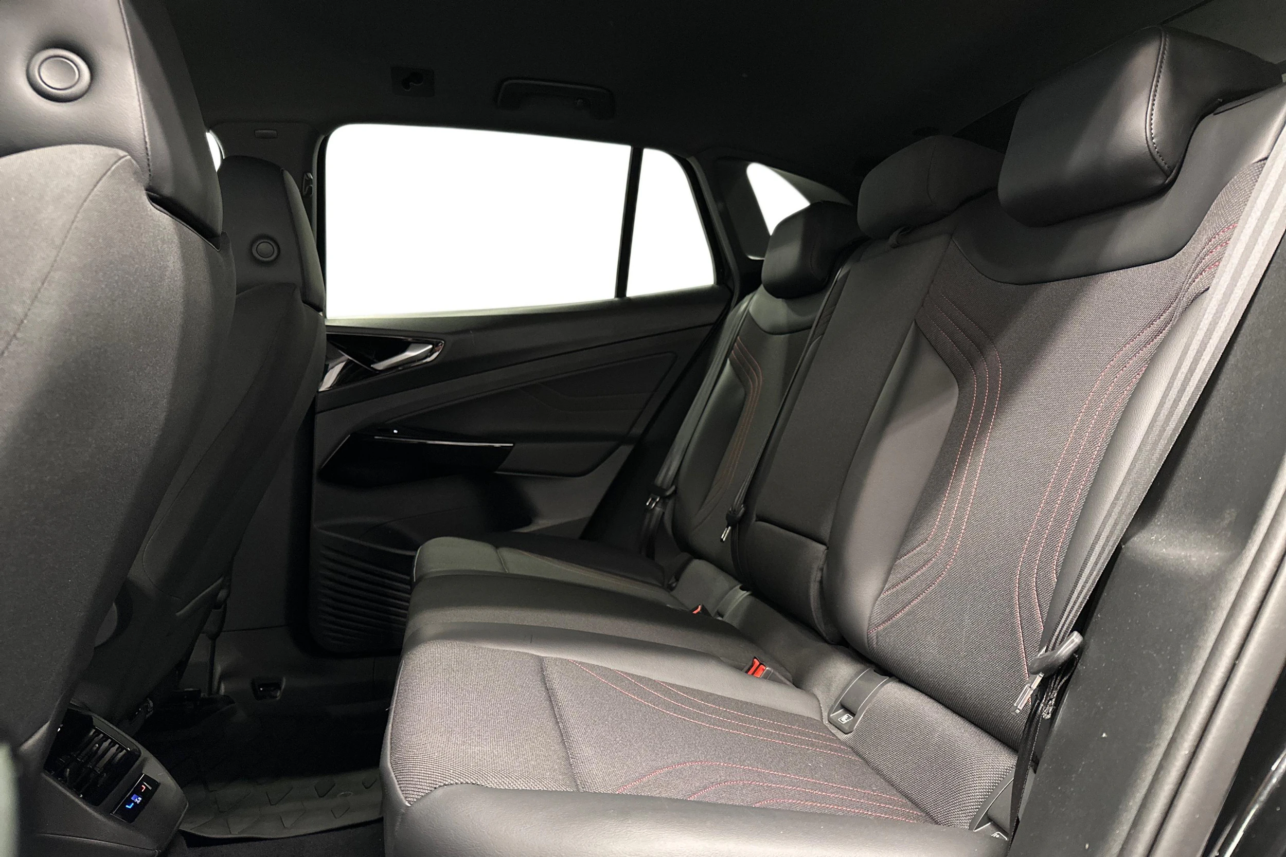 musta Volkswagen ID.4 2023 kuva 11.