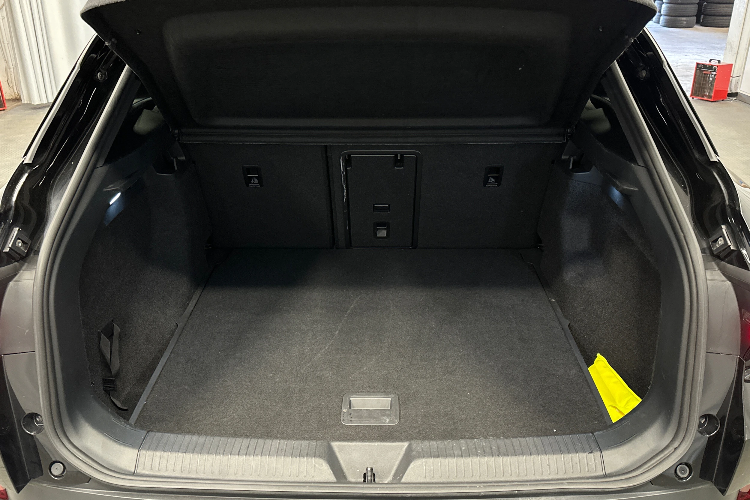 musta Volkswagen ID.4 2023 kuva 15.