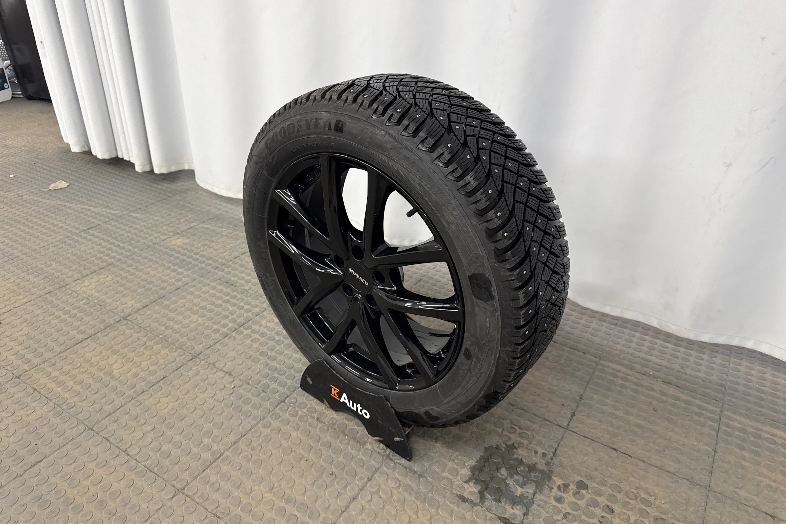 valkoinen Volkswagen ID.4 2023 kuva 10.