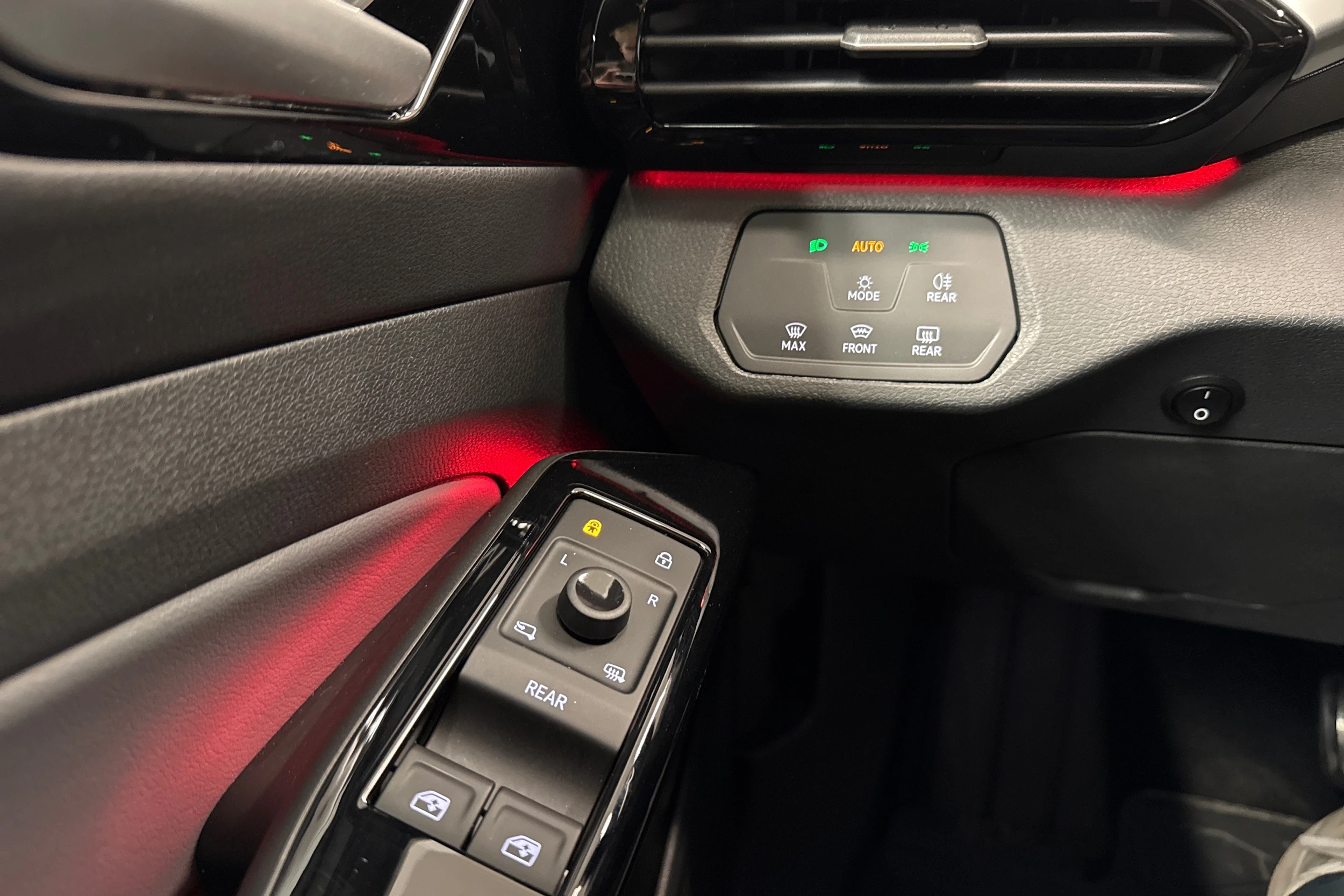 valkoinen Volkswagen ID.4 2023 kuva 13.