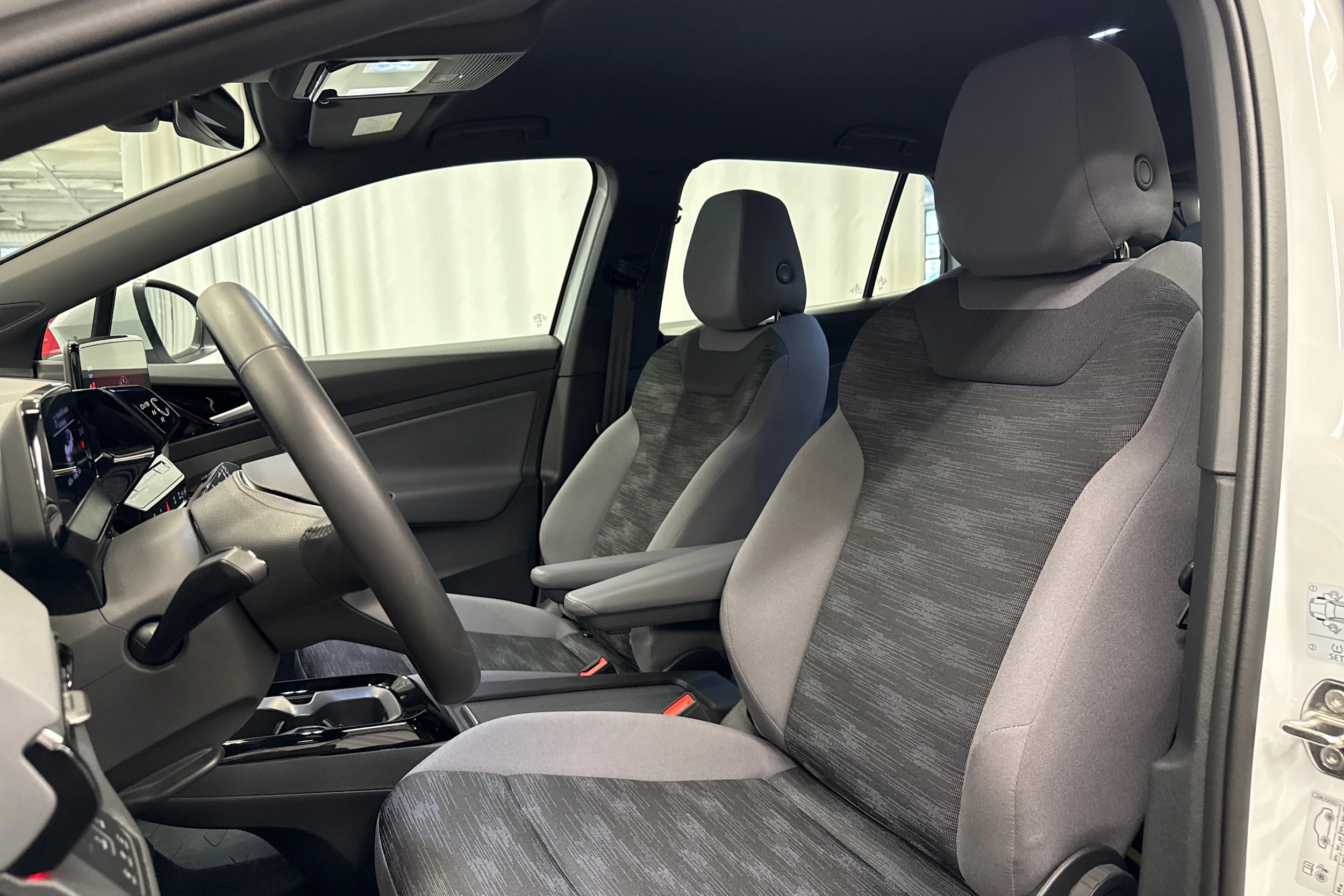 valkoinen Volkswagen ID.4 2023 kuva 22.