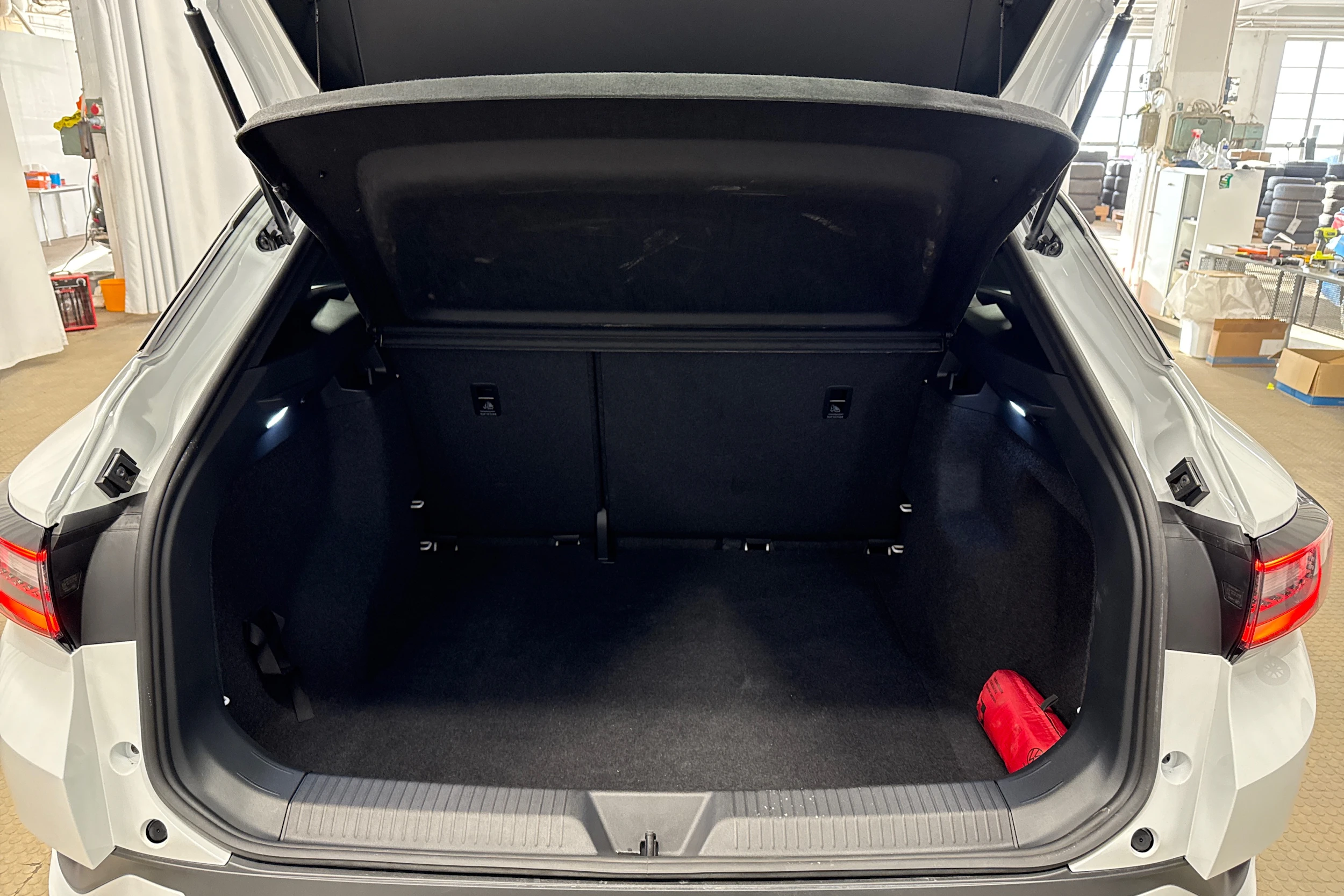 valkoinen Volkswagen ID.4 2023 kuva 23.