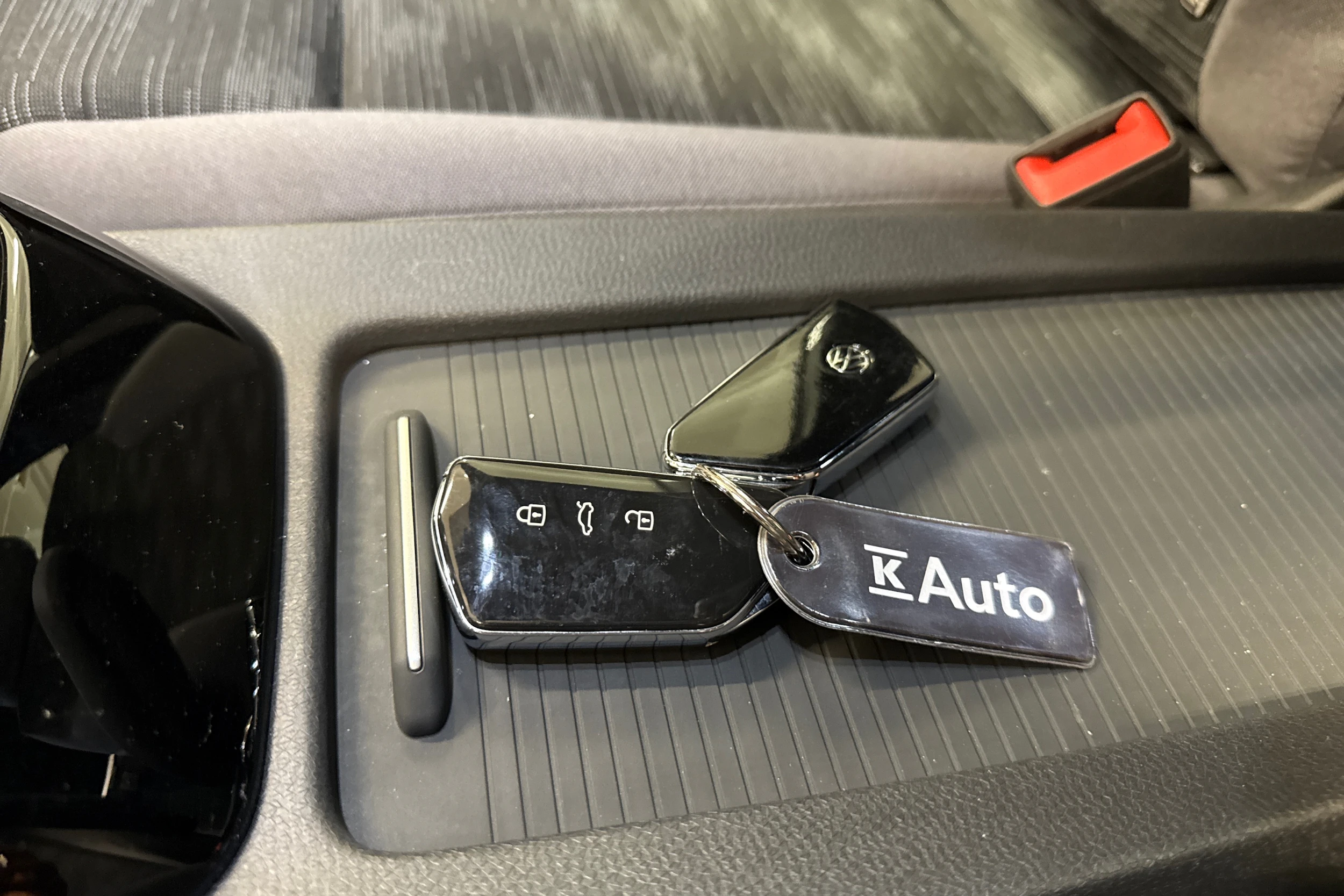 valkoinen Volkswagen ID.4 2023 kuva 25.