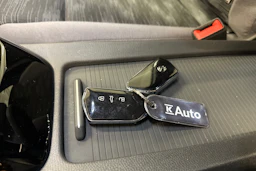 valkoinen Volkswagen ID.4 2023 kuva 25.