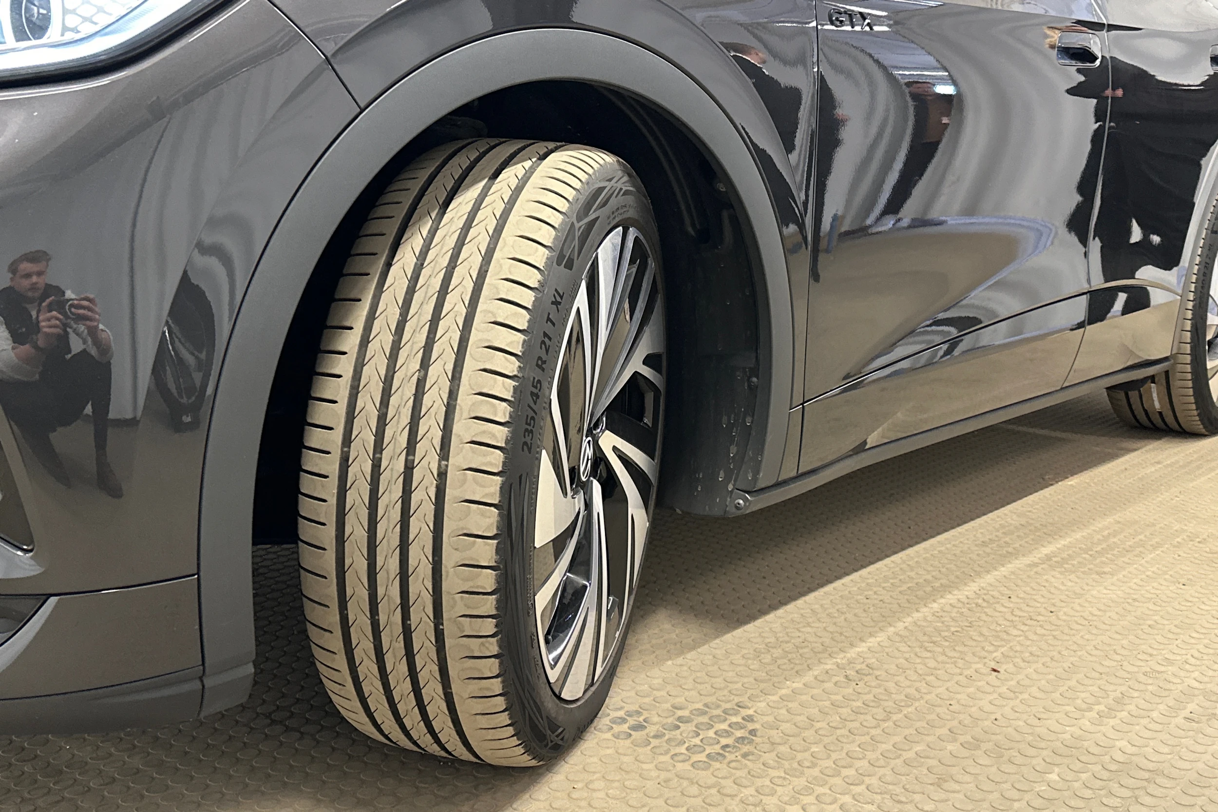 harmaa Volkswagen ID.4 2023 kuva 13.