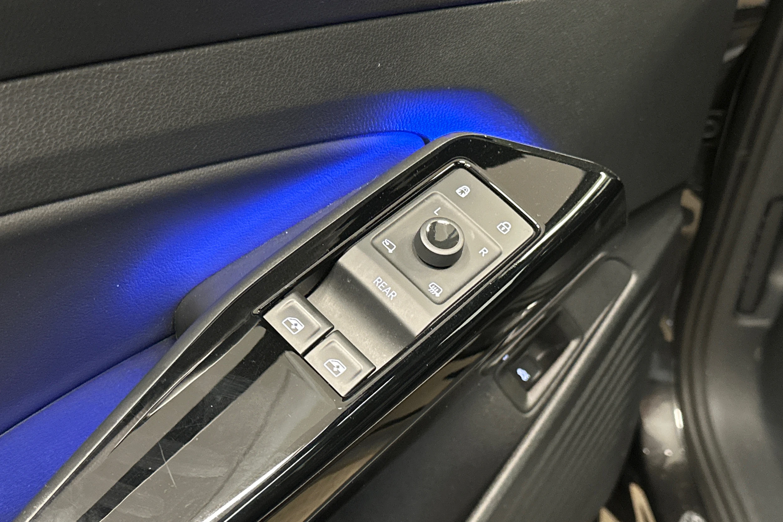 harmaa Volkswagen ID.4 2023 kuva 28.