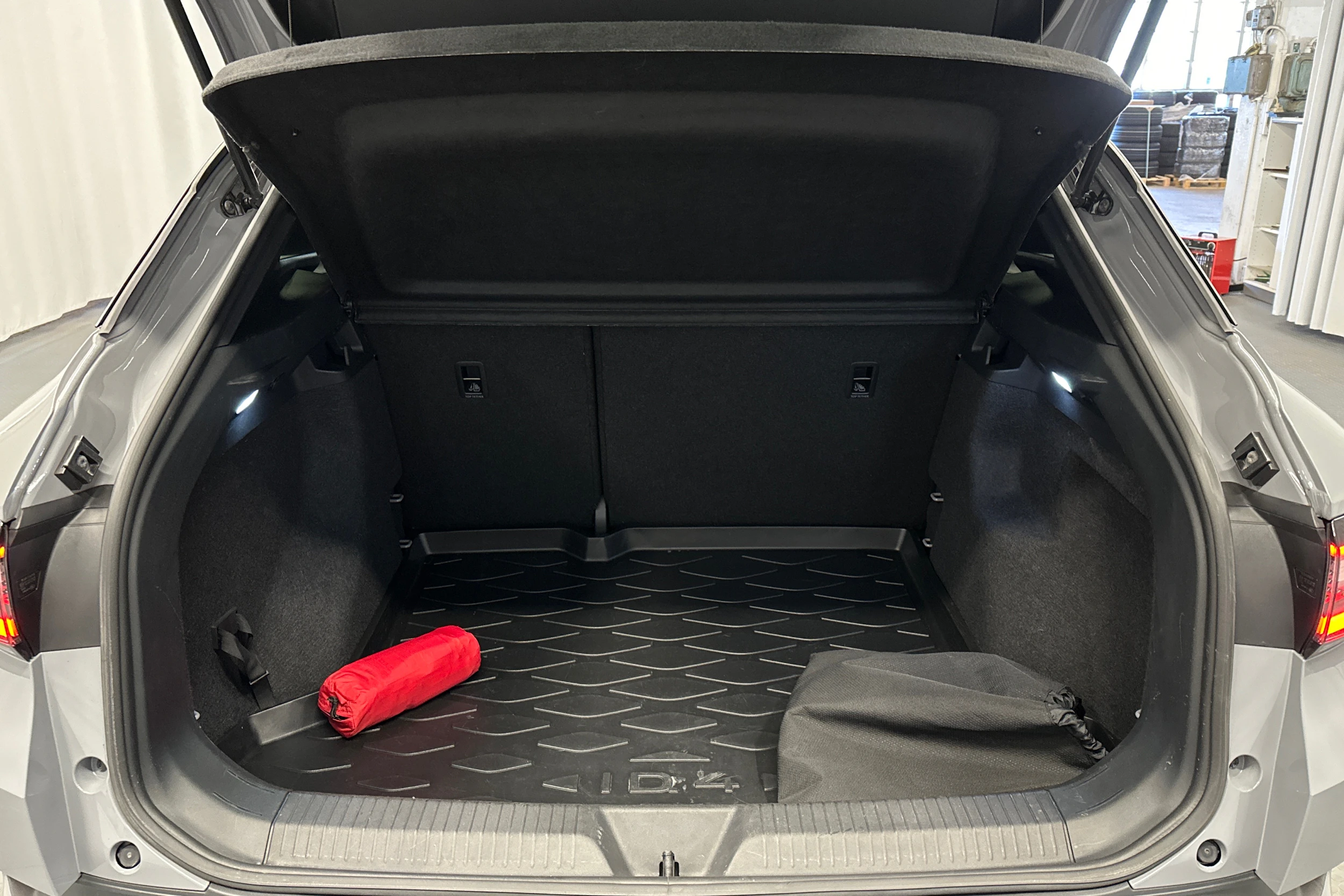 harmaa Volkswagen ID.4 2023 kuva 15.