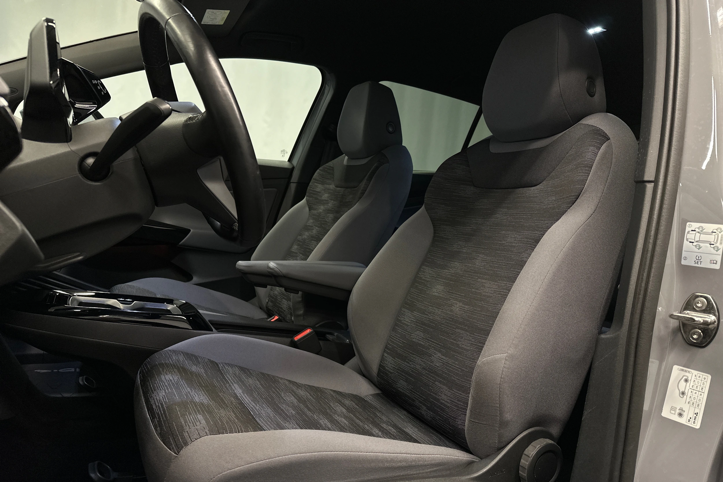 harmaa Volkswagen ID.4 2023 kuva 17.