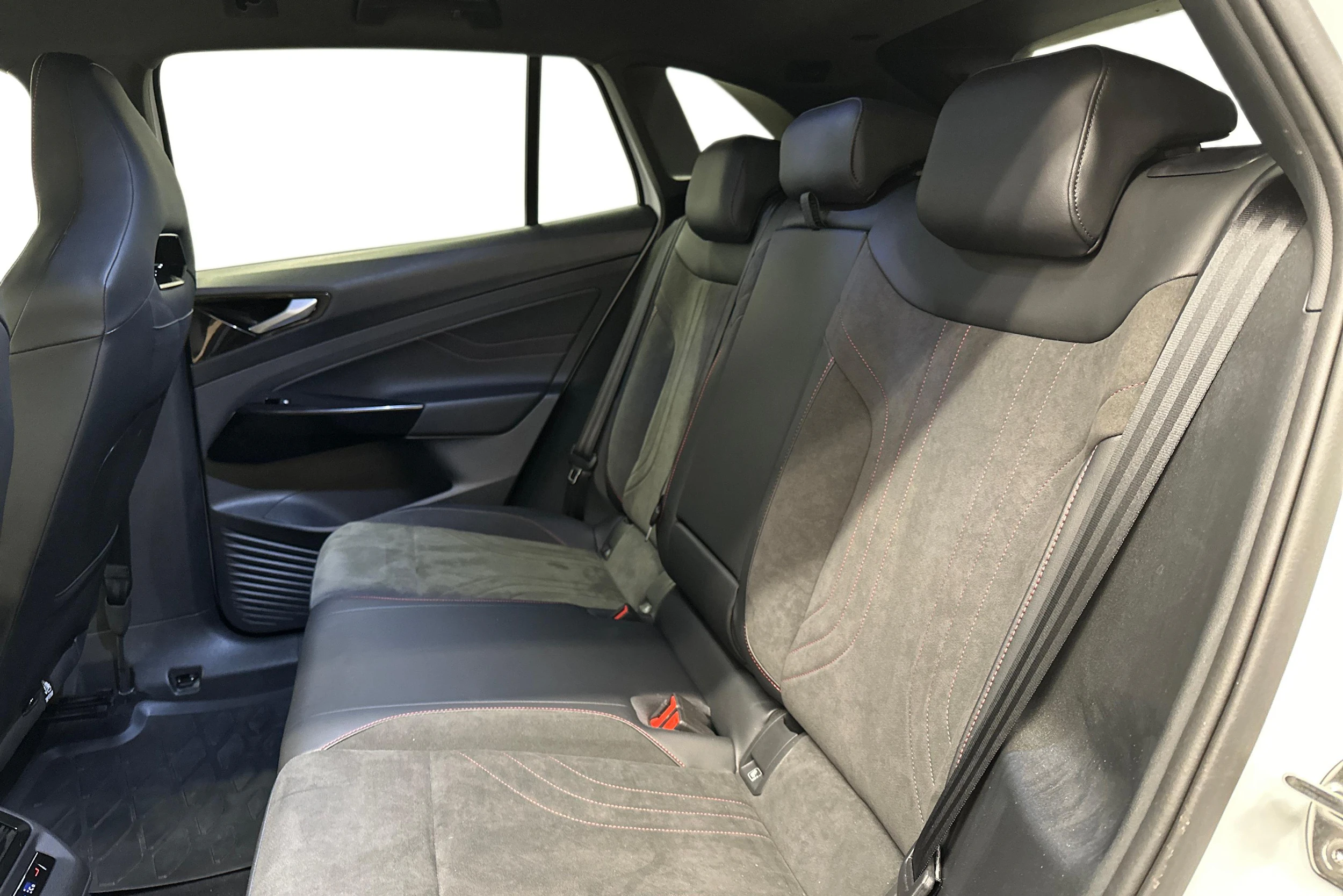 valkoinen Volkswagen ID.4 2023 kuva 11.