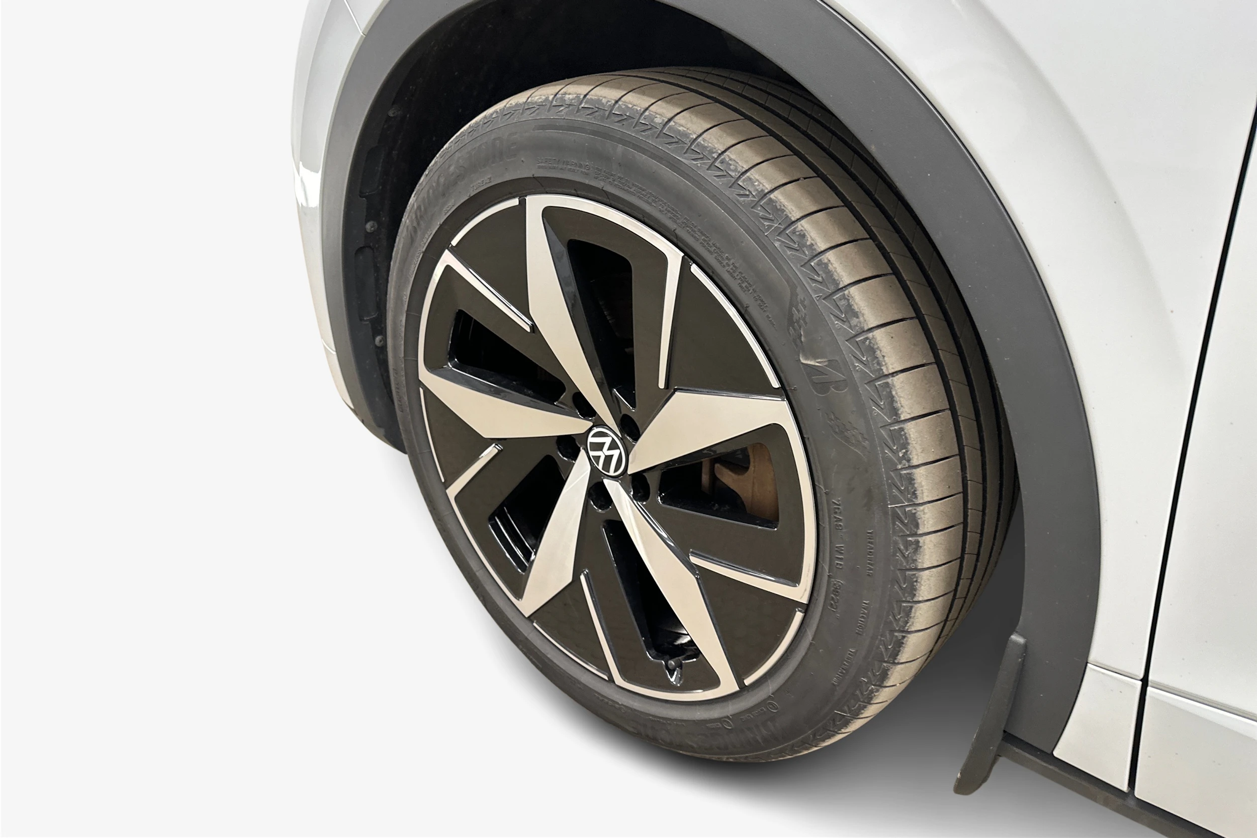 valkoinen Volkswagen ID.4 2023 kuva 12.