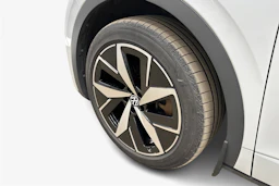 valkoinen Volkswagen ID.4 2023 kuva 12.