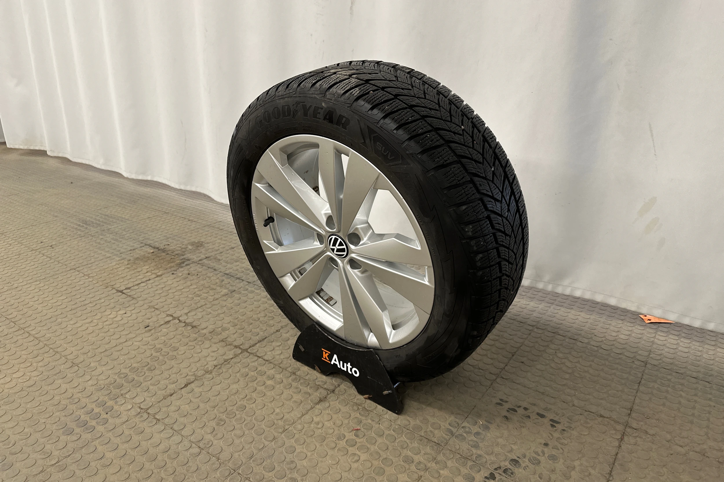 valkoinen Volkswagen ID.4 2023 kuva 13.