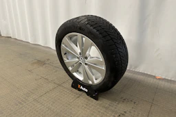 valkoinen Volkswagen ID.4 2023 kuva 13.