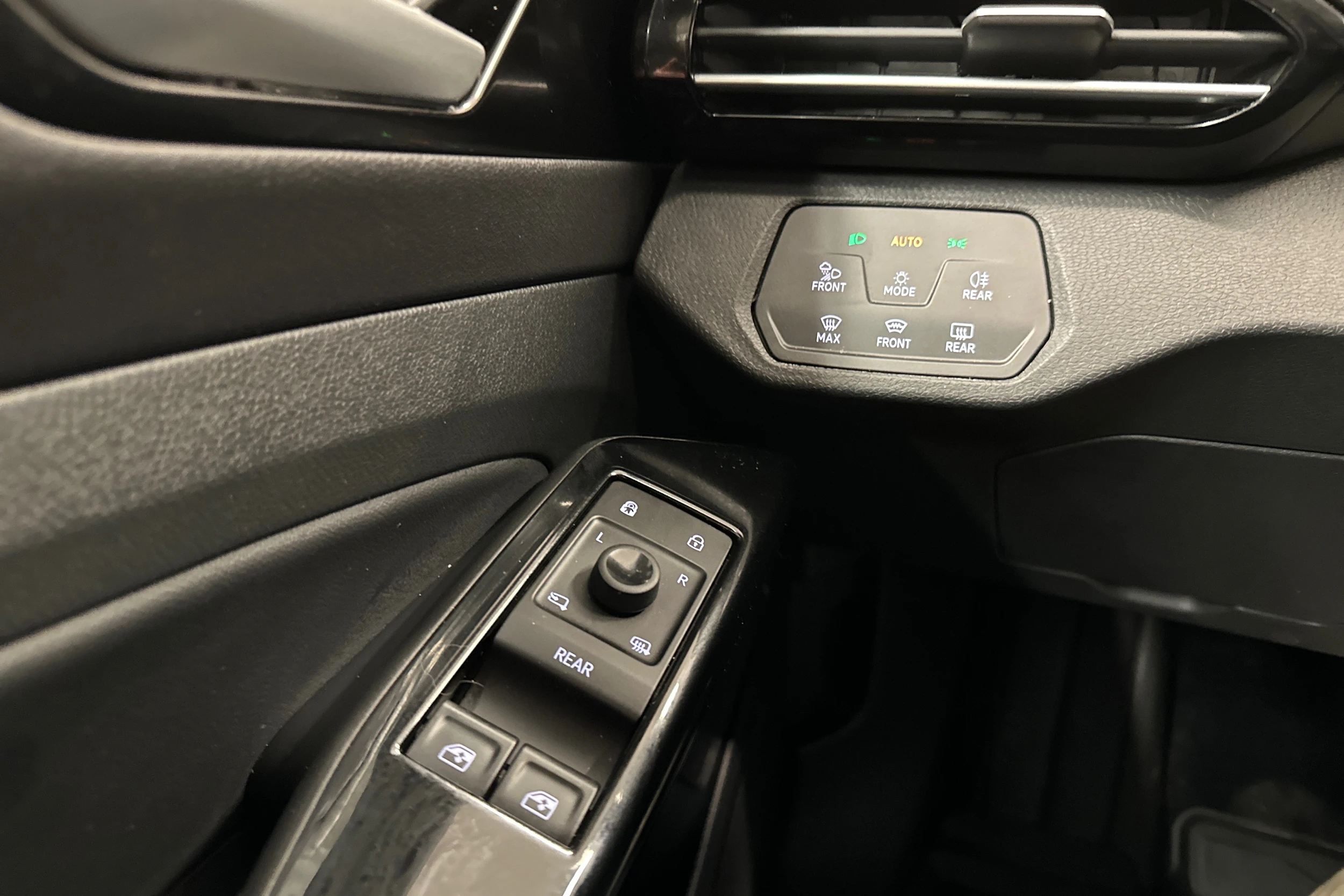 valkoinen Volkswagen ID.4 2023 kuva 15.