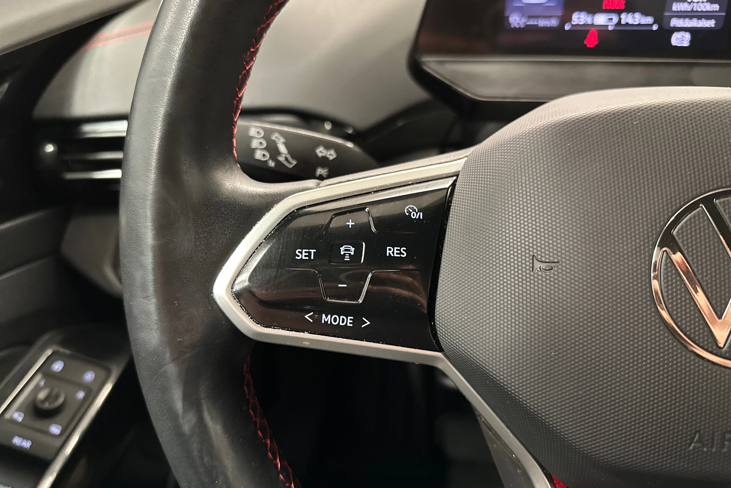 valkoinen Volkswagen ID.4 2023 kuva 16.