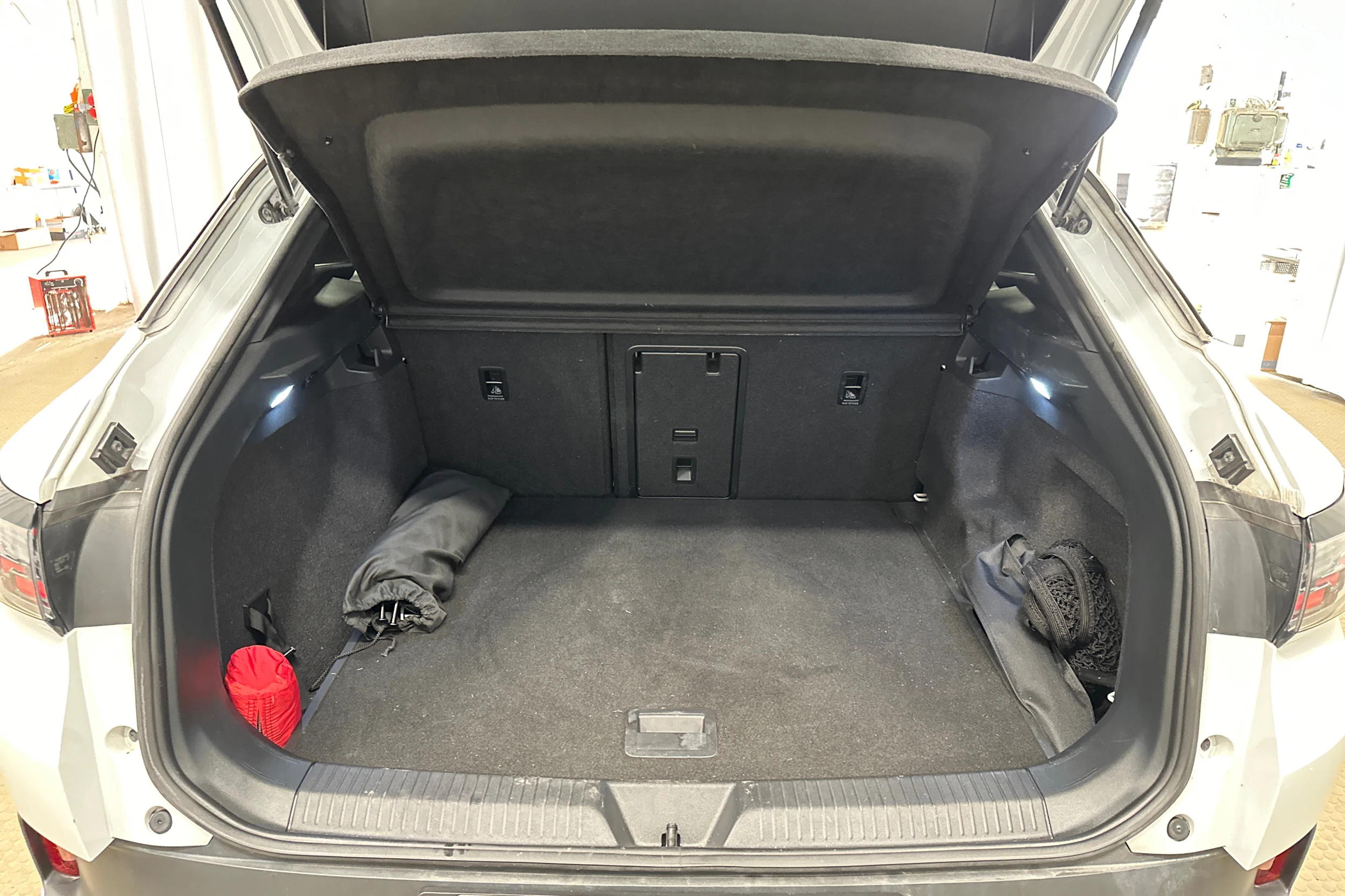 valkoinen Volkswagen ID.4 2023 kuva 26.