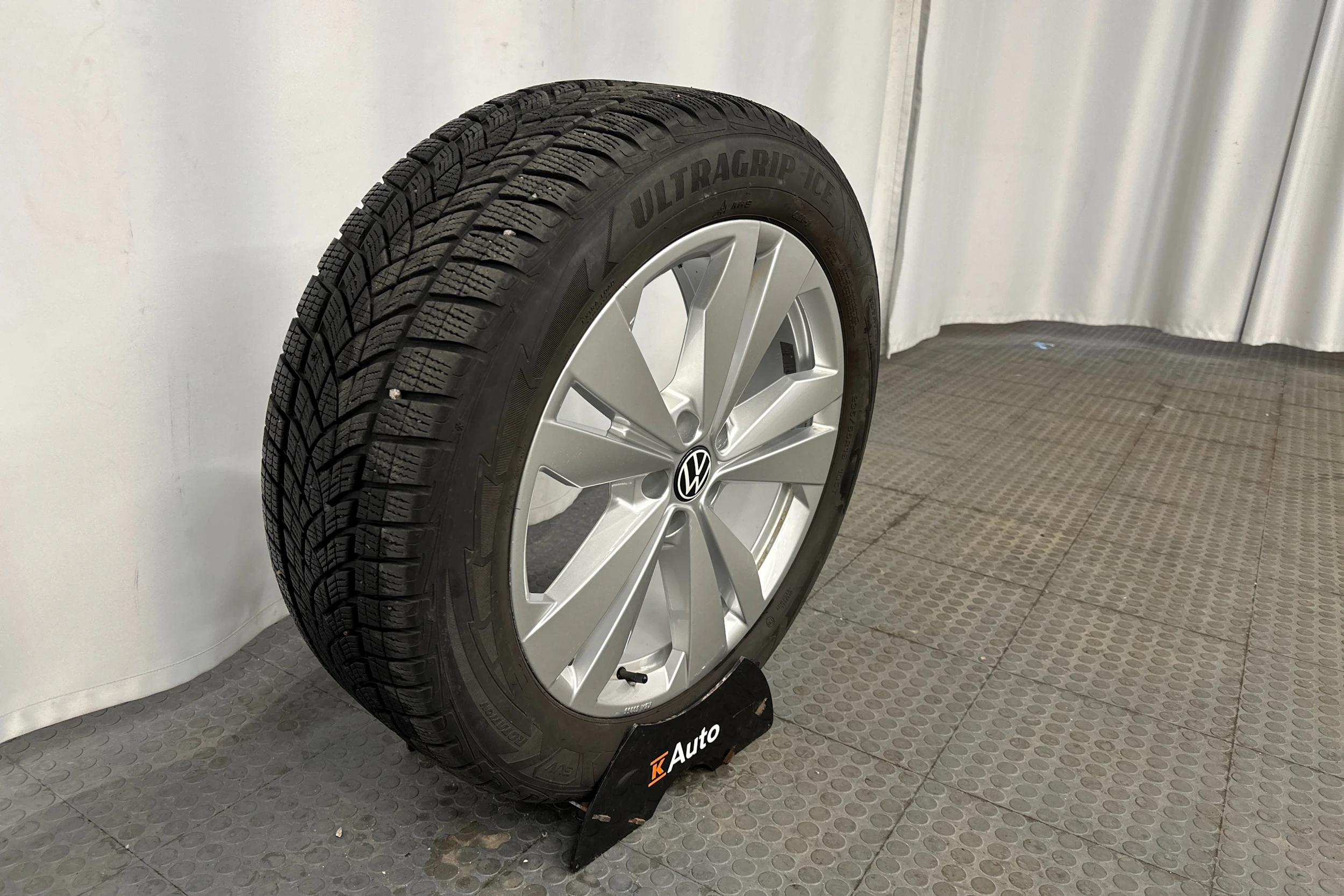 valkoinen Volkswagen ID.4 2023 kuva 14.