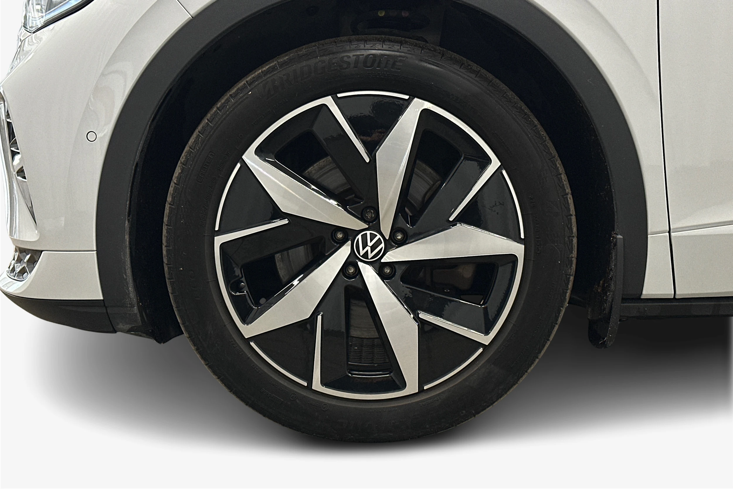valkoinen Volkswagen ID.4 2023 kuva 9.