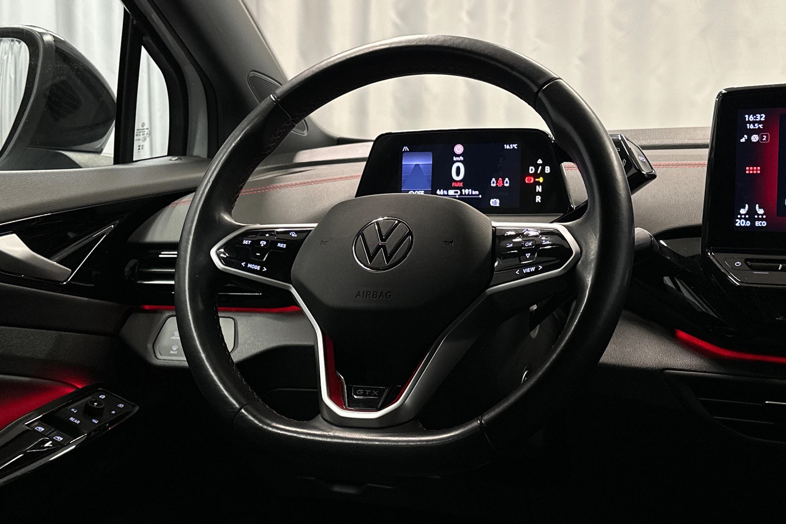valkoinen Volkswagen ID.4 2023 kuva 14.