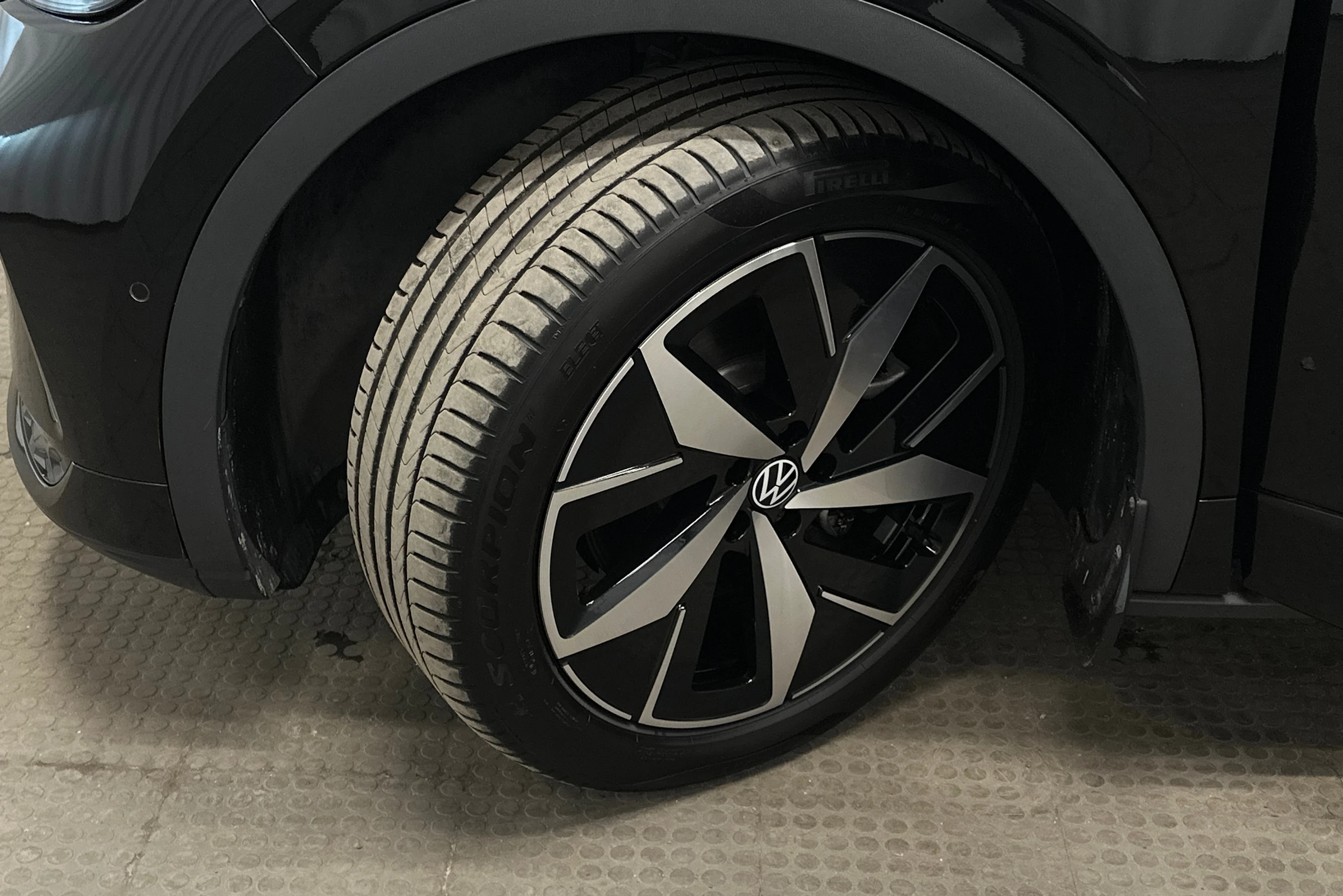 musta Volkswagen ID.4 2023 kuva 10.