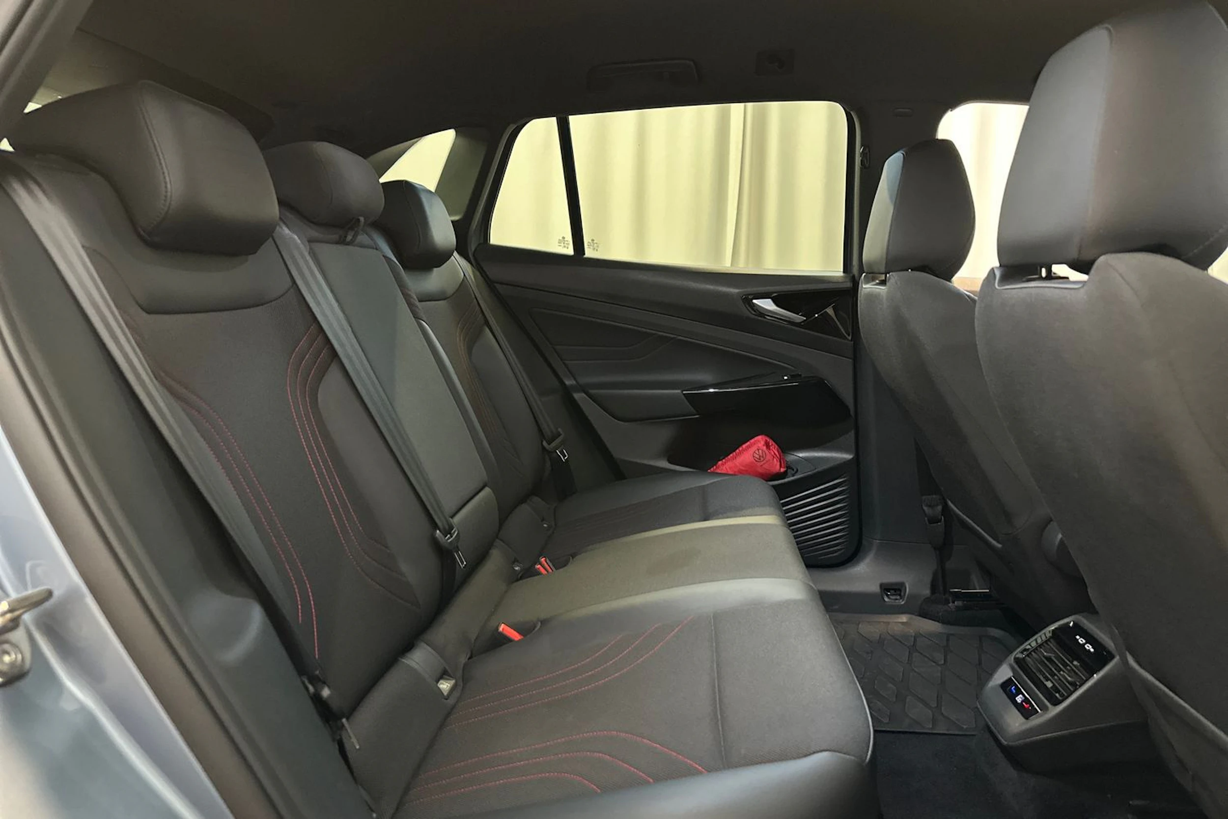 Sininen Volkswagen ID.4 2023 kuva 10.