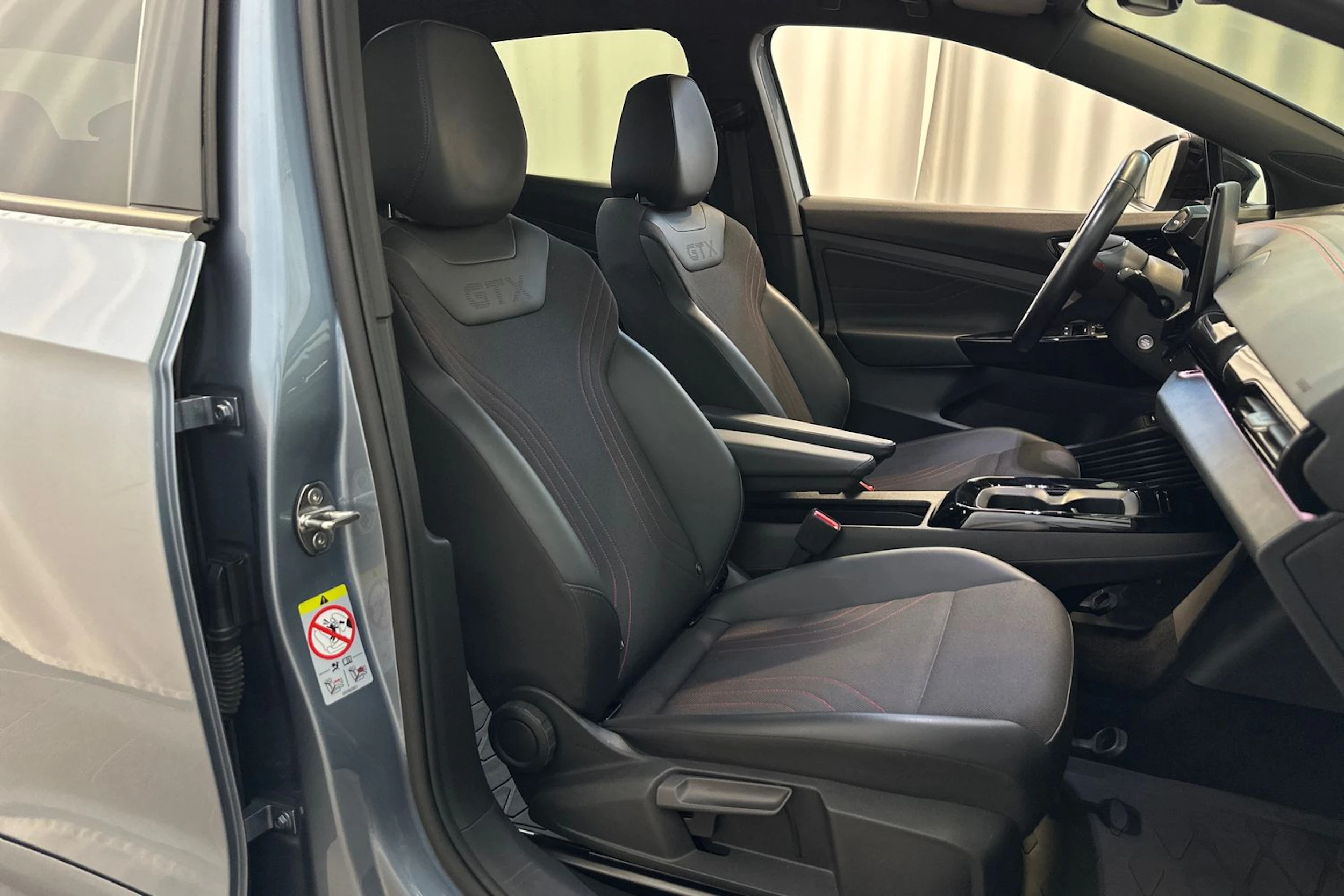 Sininen Volkswagen ID.4 2023 kuva 11.