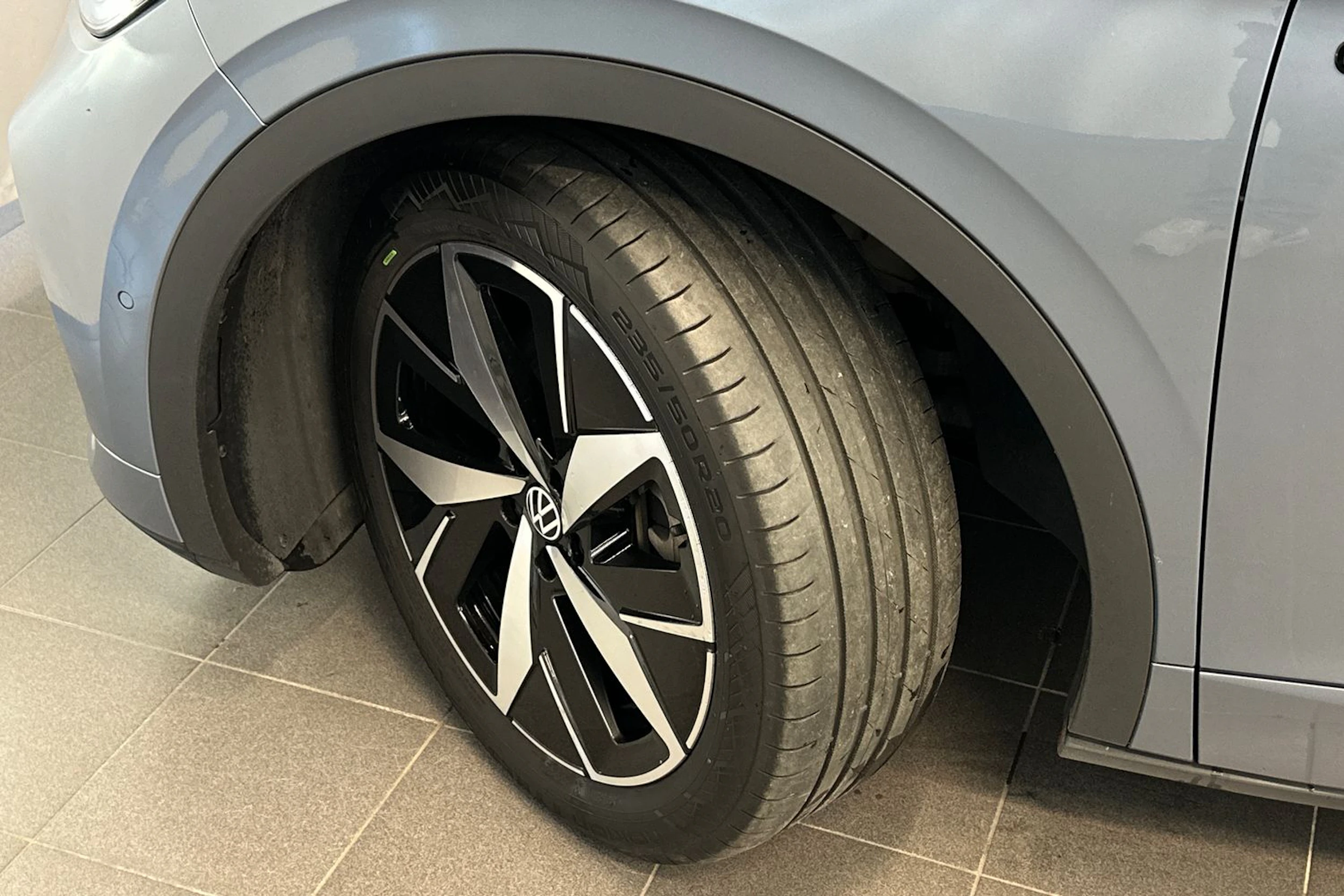 Sininen Volkswagen ID.4 2023 kuva 27.