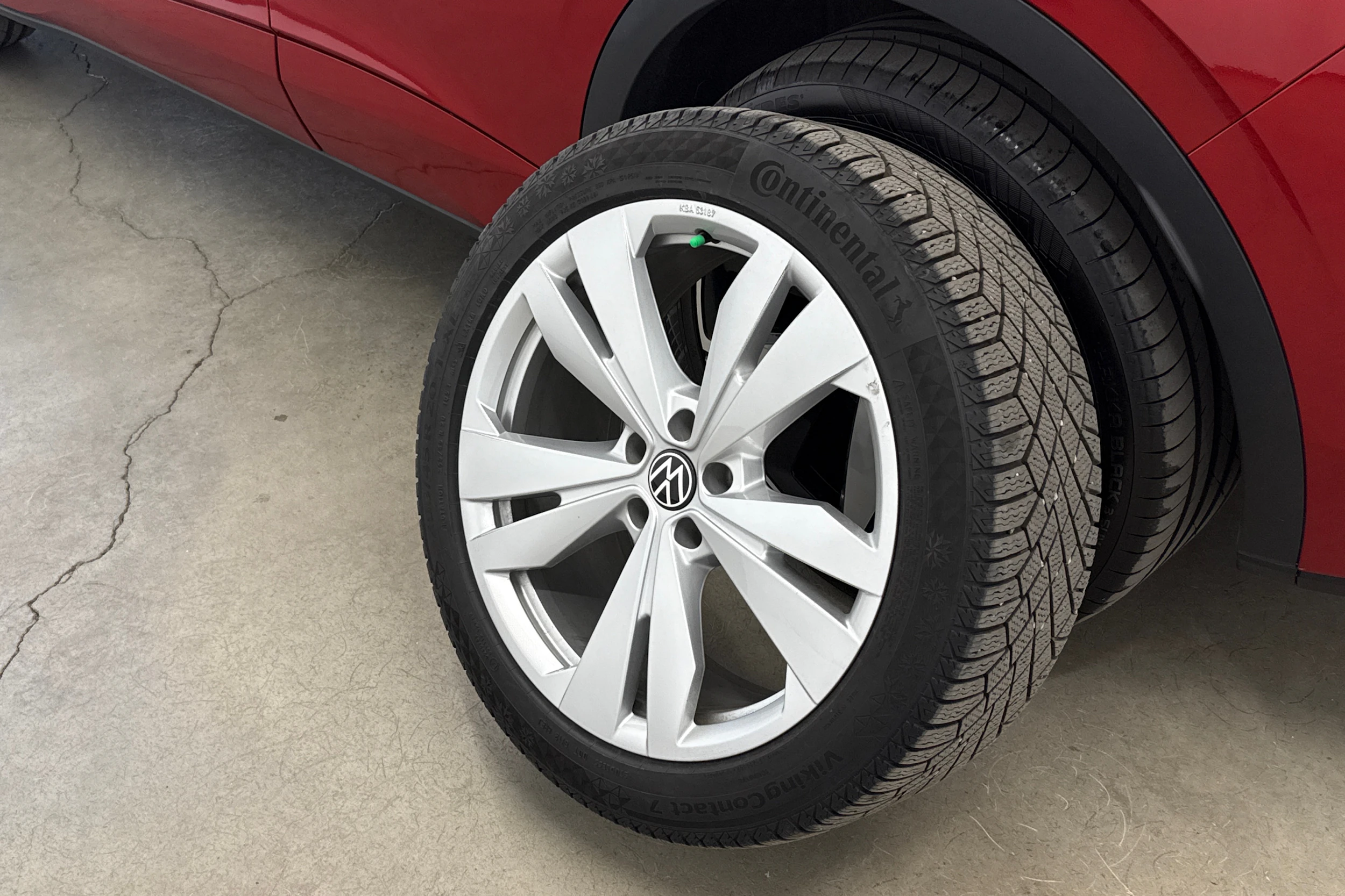 punainen Volkswagen ID.4 2023 kuva 13.