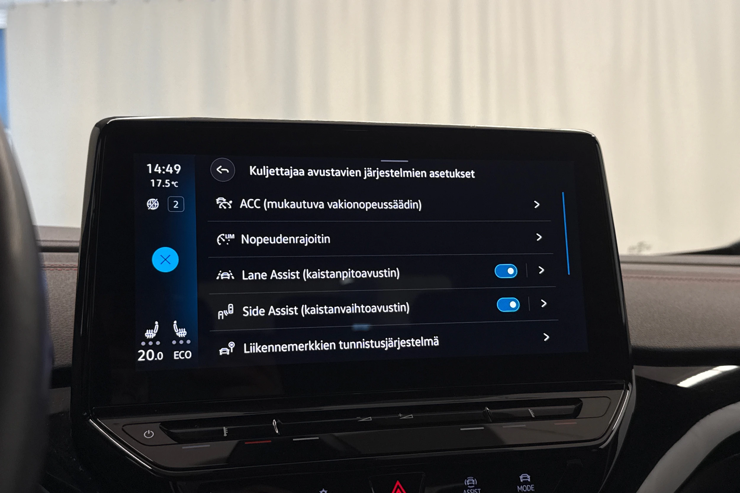 punainen Volkswagen ID.4 2023 kuva 19.