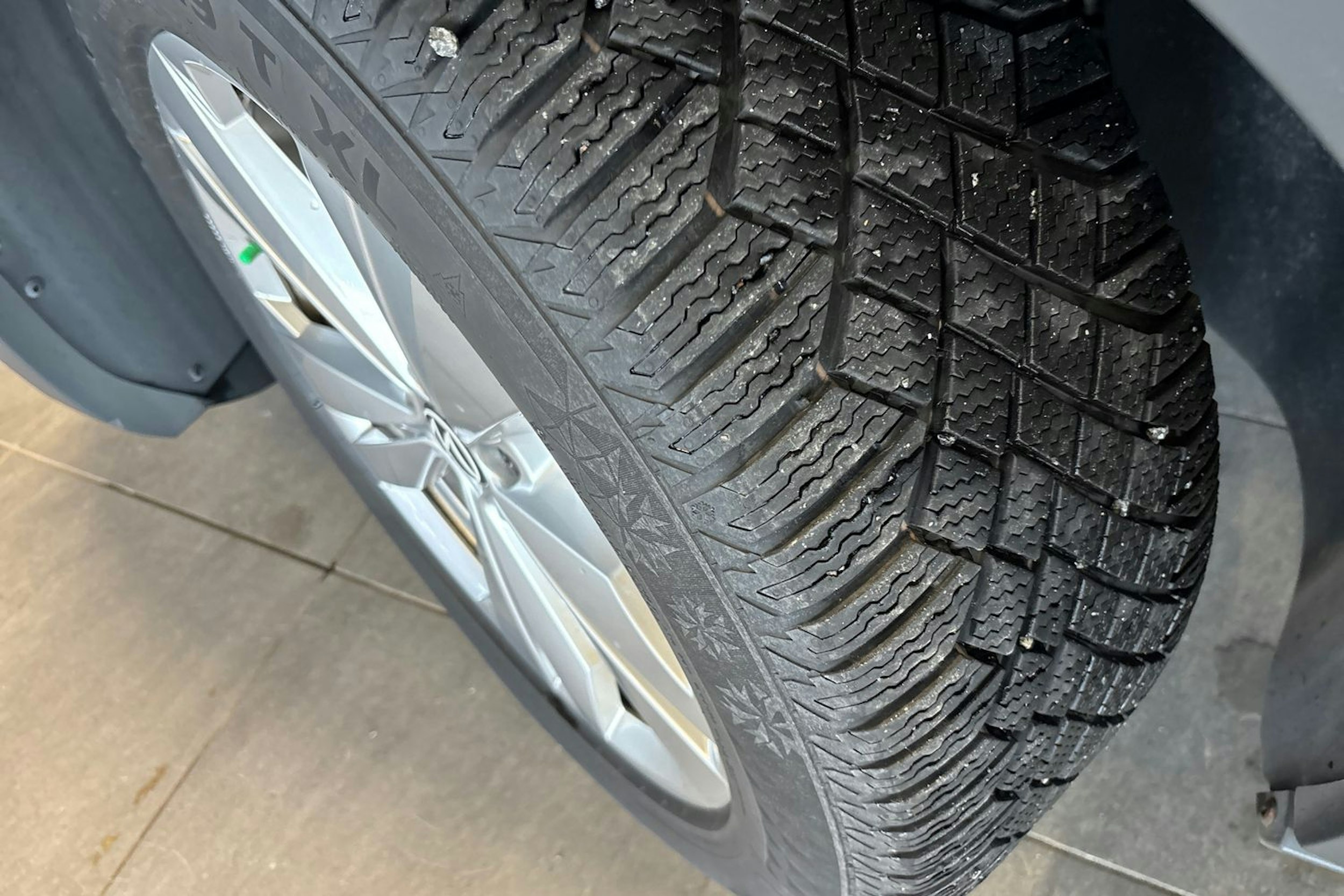 Sininen Volkswagen ID.4 2023 kuva 10.