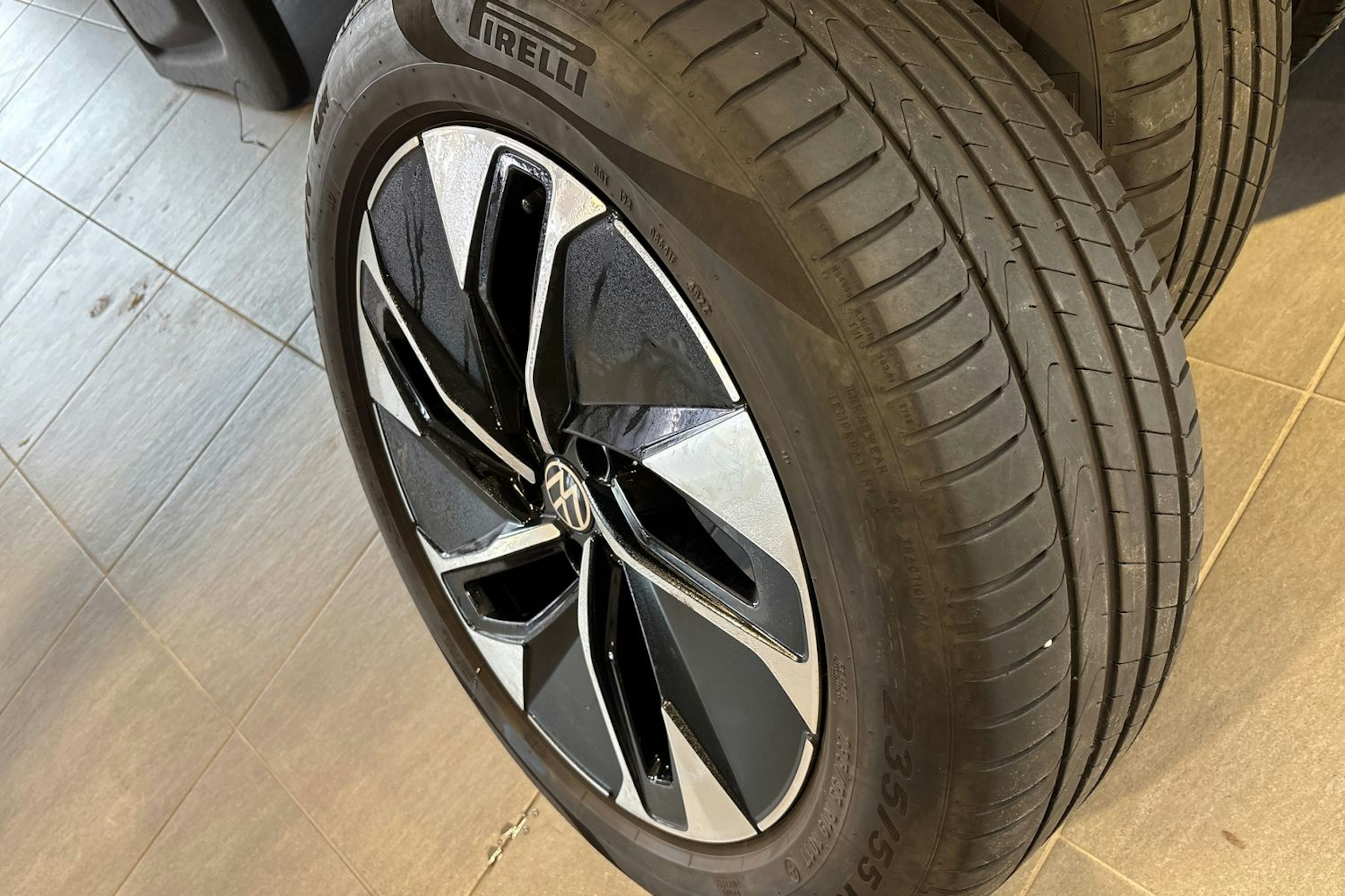 Sininen Volkswagen ID.4 2023 kuva 18.