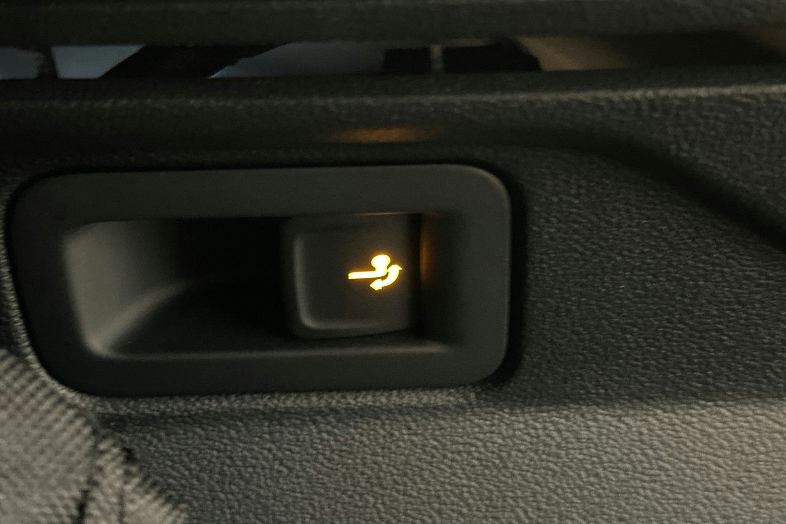 valkoinen Volkswagen ID.4 2024 kuva 13.