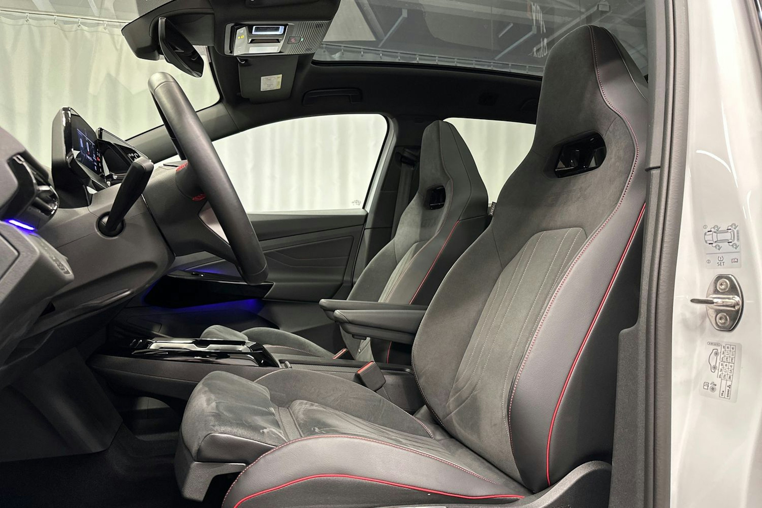 valkoinen Volkswagen ID.4 2024 kuva 15.
