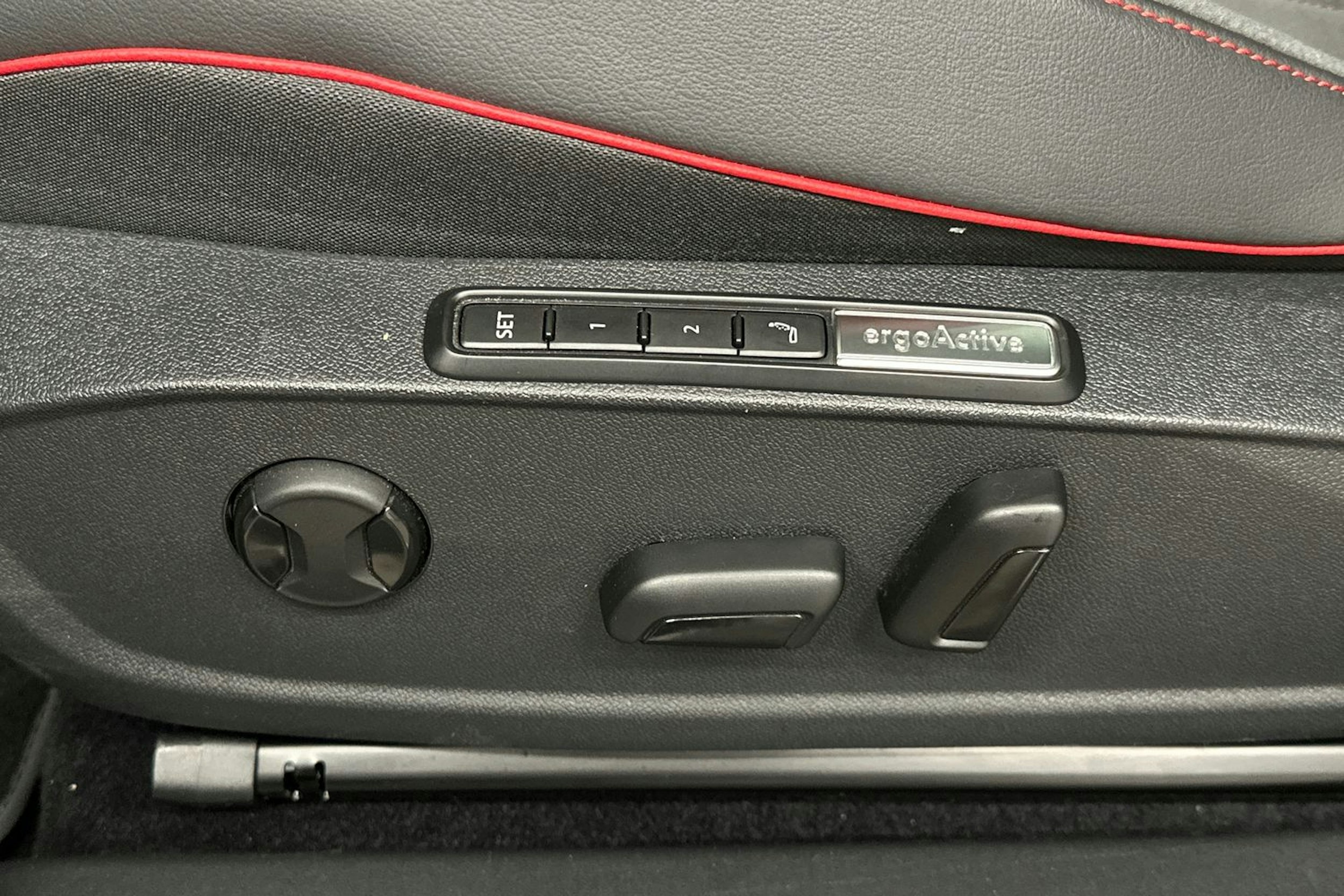 valkoinen Volkswagen ID.4 2024 kuva 16.