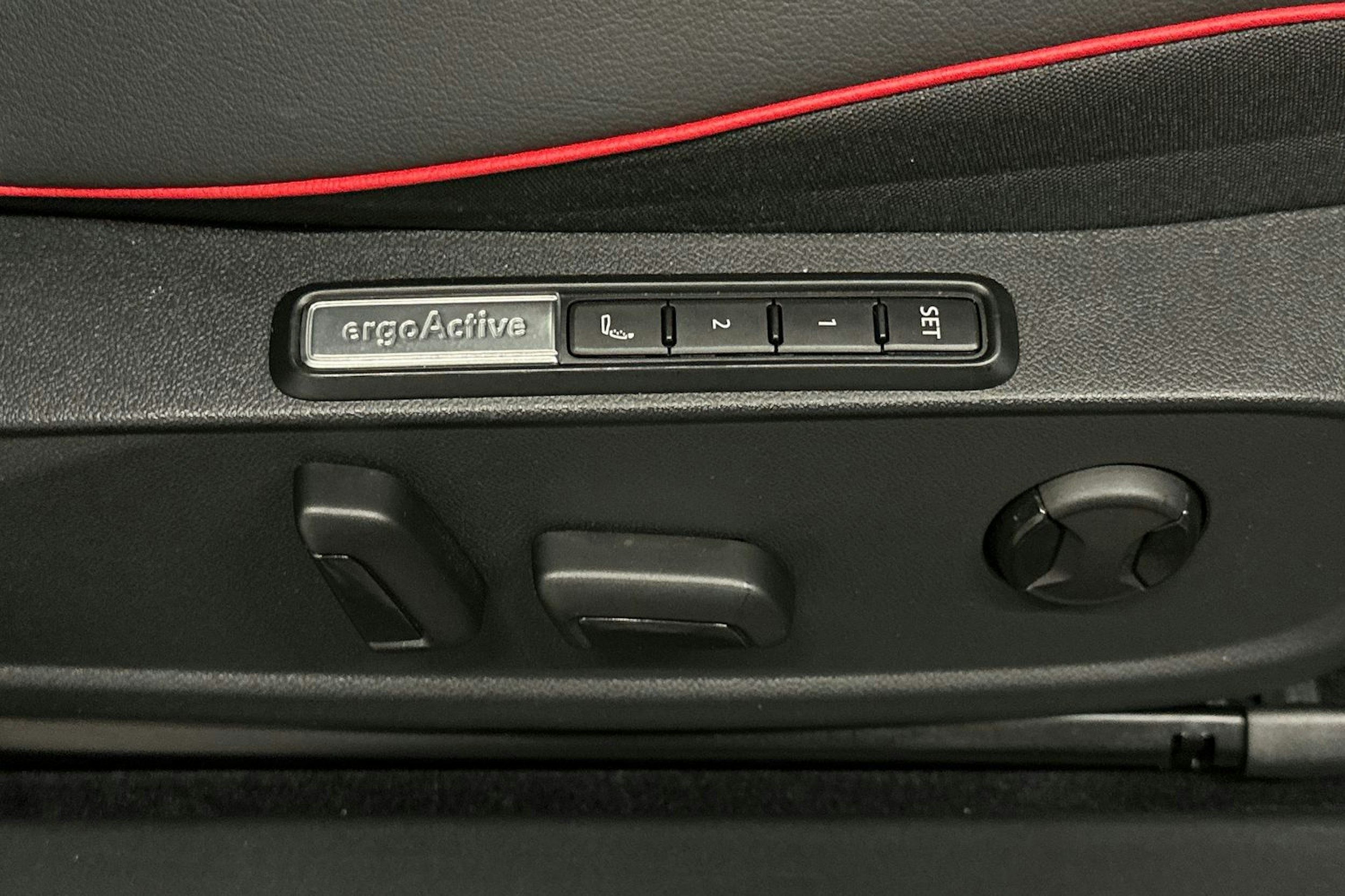 valkoinen Volkswagen ID.4 2024 kuva 17.